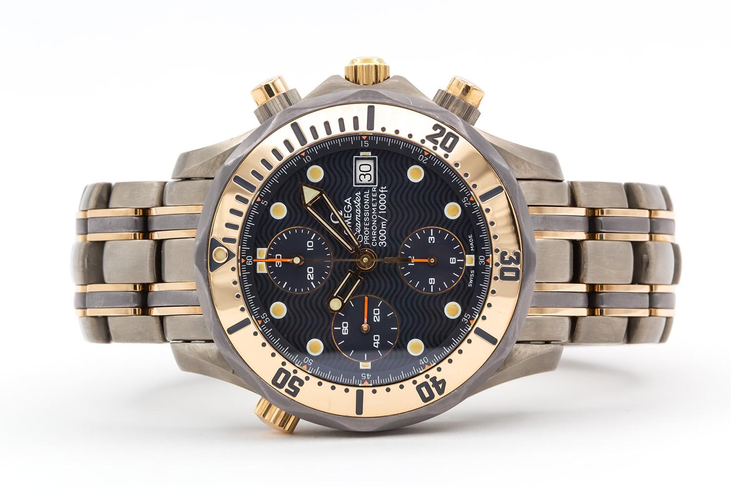 Wir freuen uns:: diese Titan & 18k Rose Gold Omega Seamaster Professional 300m Chronograph Automatikuhr Referenz 2296.80 anzubieten. Diese Uhr hat ein 41::5 mm großes Titangehäuse:: ein automatisches Chronographenwerk:: Saphirglas und ein blaues