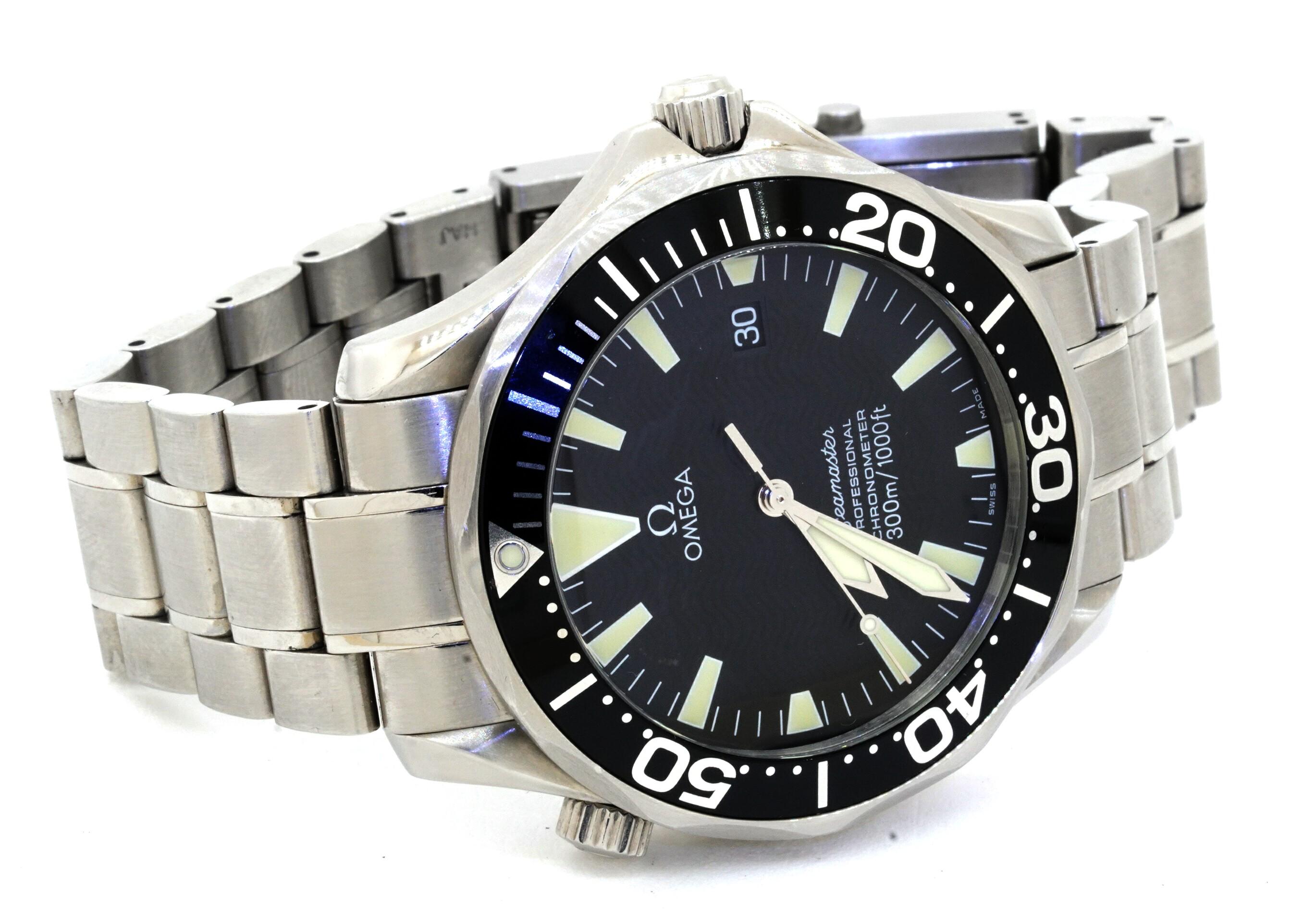 Omega Seamaster SS high fashion 41mm automatic men's dive watch w/ date. This compelling watch is crafted in durable Stainless steel and features fine quality Swiss made automatic (self-winding) movement. This watch has a sporty wavy textured black