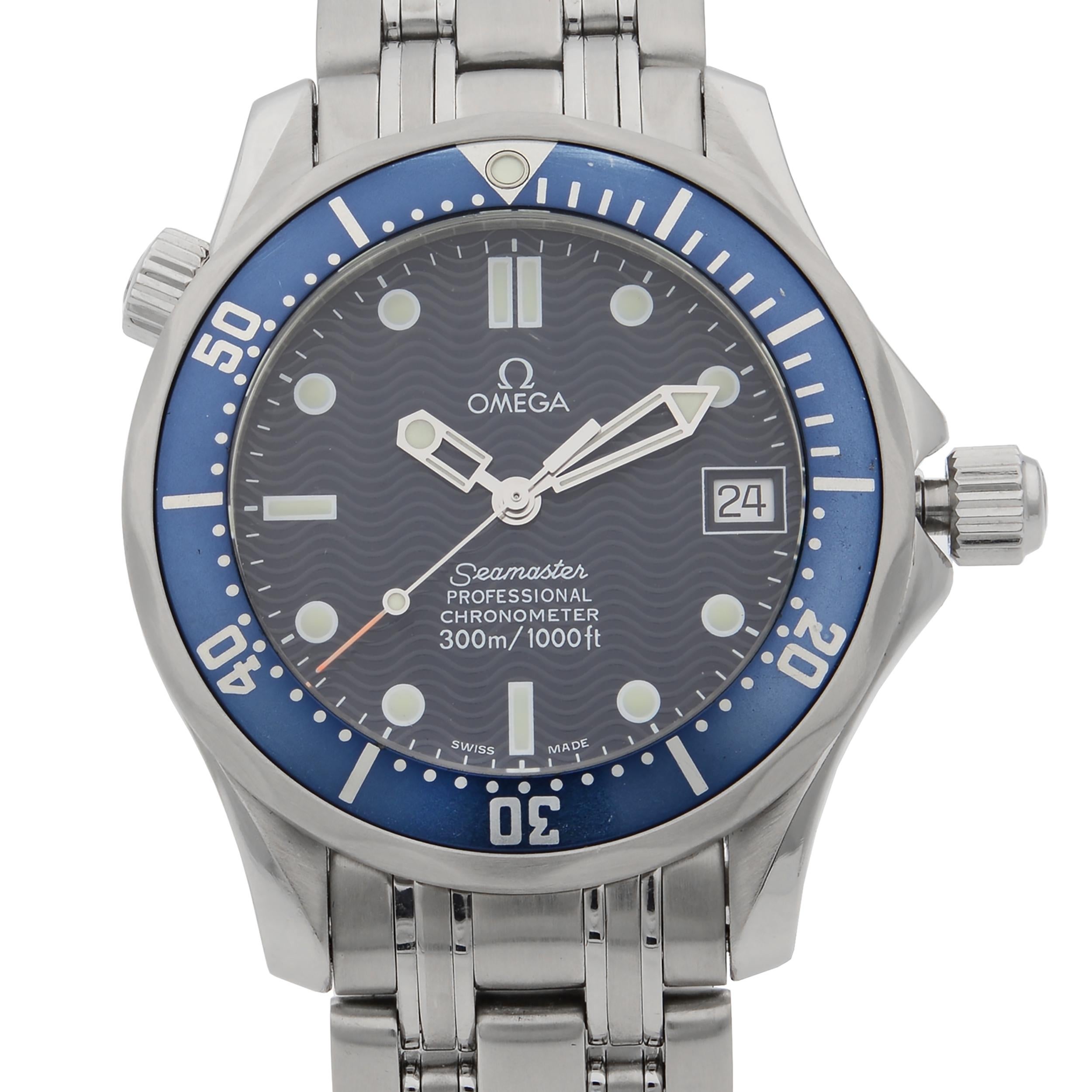 Cette Omega Seamaster 2551.80.00 d'occasion est une belle pièce d'horlogerie pour hommes. Elle est animée par un mouvement mécanique (automatique) logé dans un boîtier en acier inoxydable. Elle possède un visage de forme ronde:: un cadran indicateur