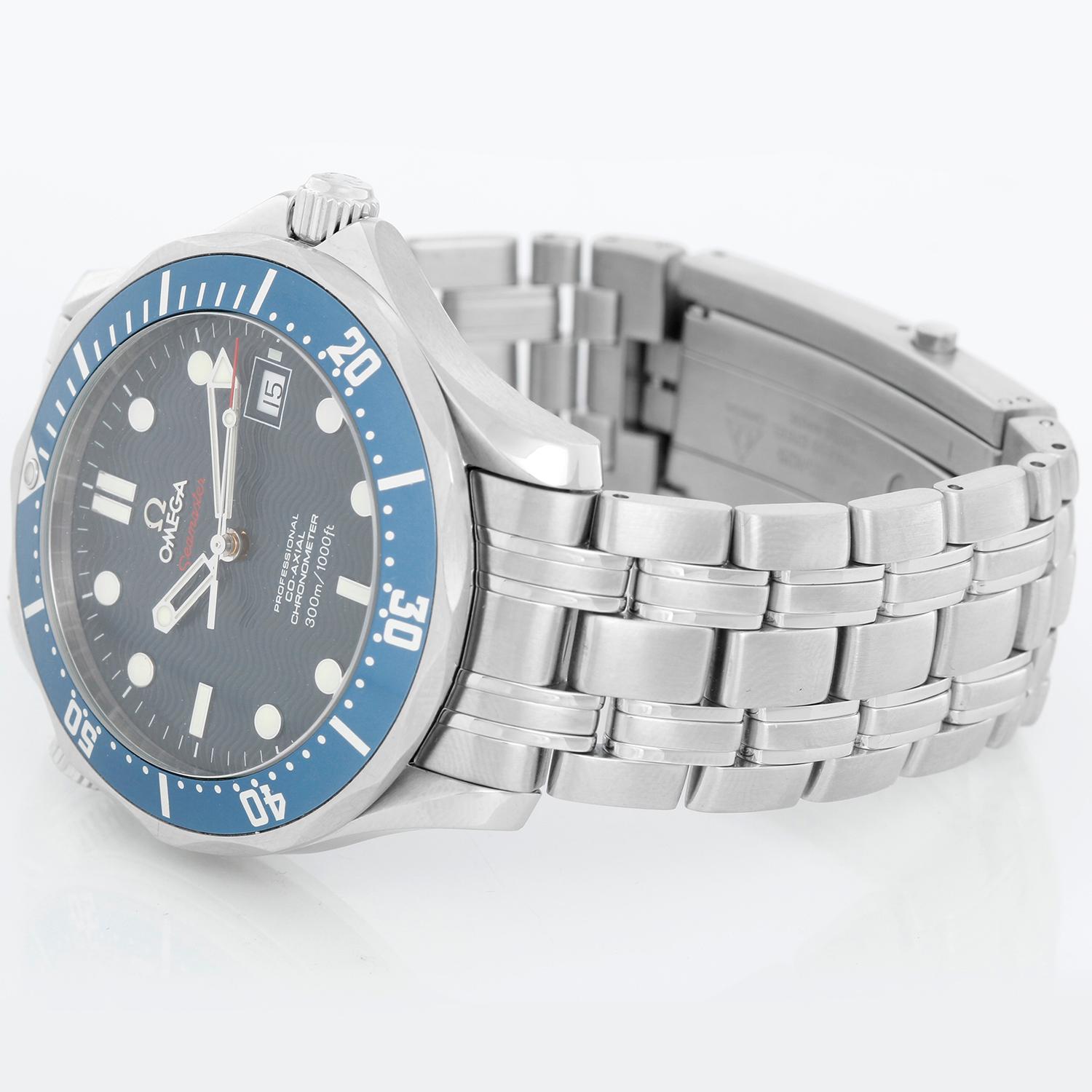 Omega Seamaster Stainless Steel Diver 300M Men's Watch 2220.80.00 - Automatic winding. Stainless steel case ( 41 mm) with blue unidirectional bezel. Blue dial with luminous markers. Stainless steel Seamaster bracelet. Pre-owned with omega box.
All