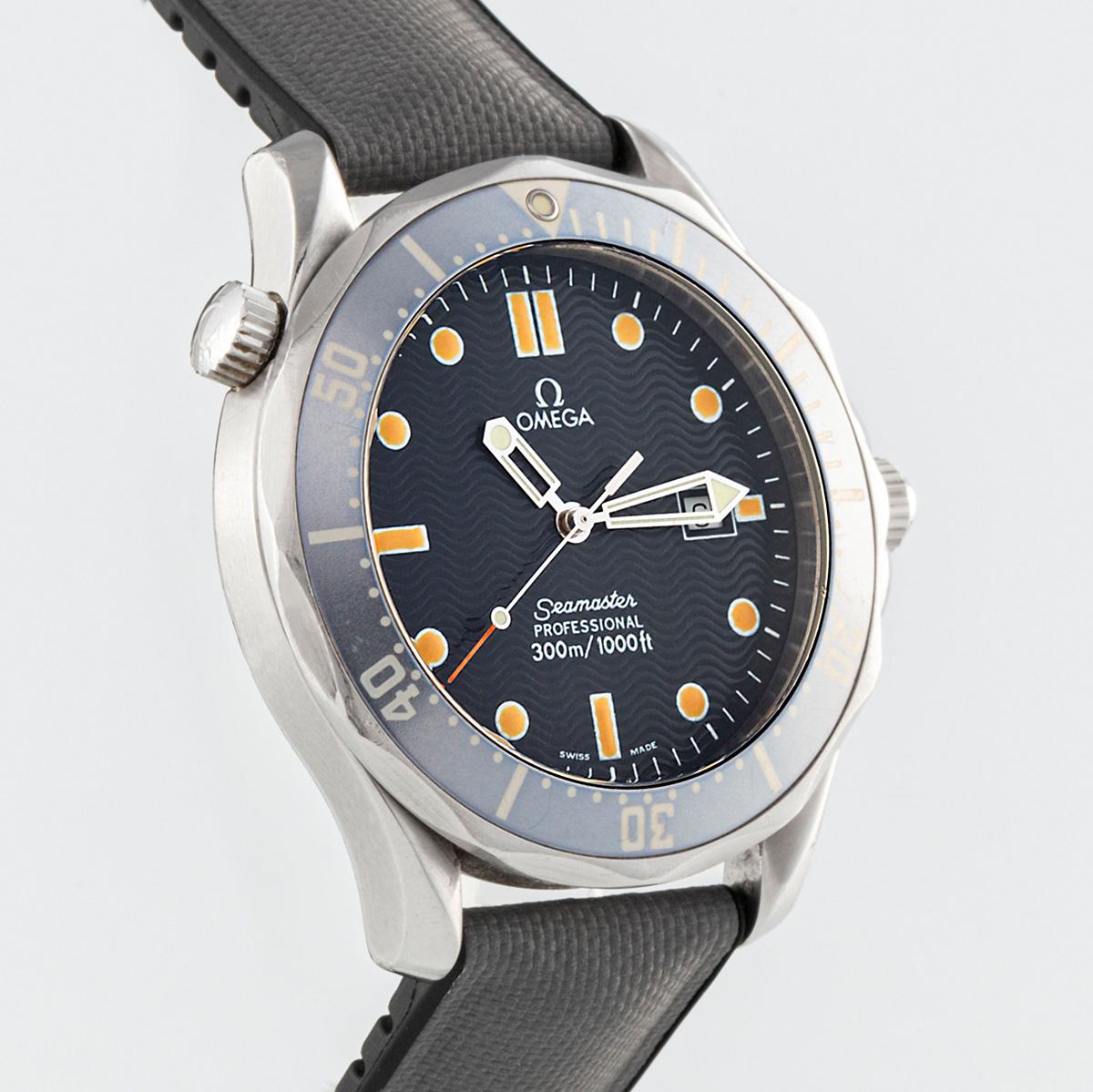 Il s'agit d'une pièce emblématique de omega connue sous le nom de omega seamaster James Bond depuis qu'en 1995 la star Pierce Brosnan a porté une montre Seamaster Professional dans le premier de ses quatre films en tant qu'agent 007.