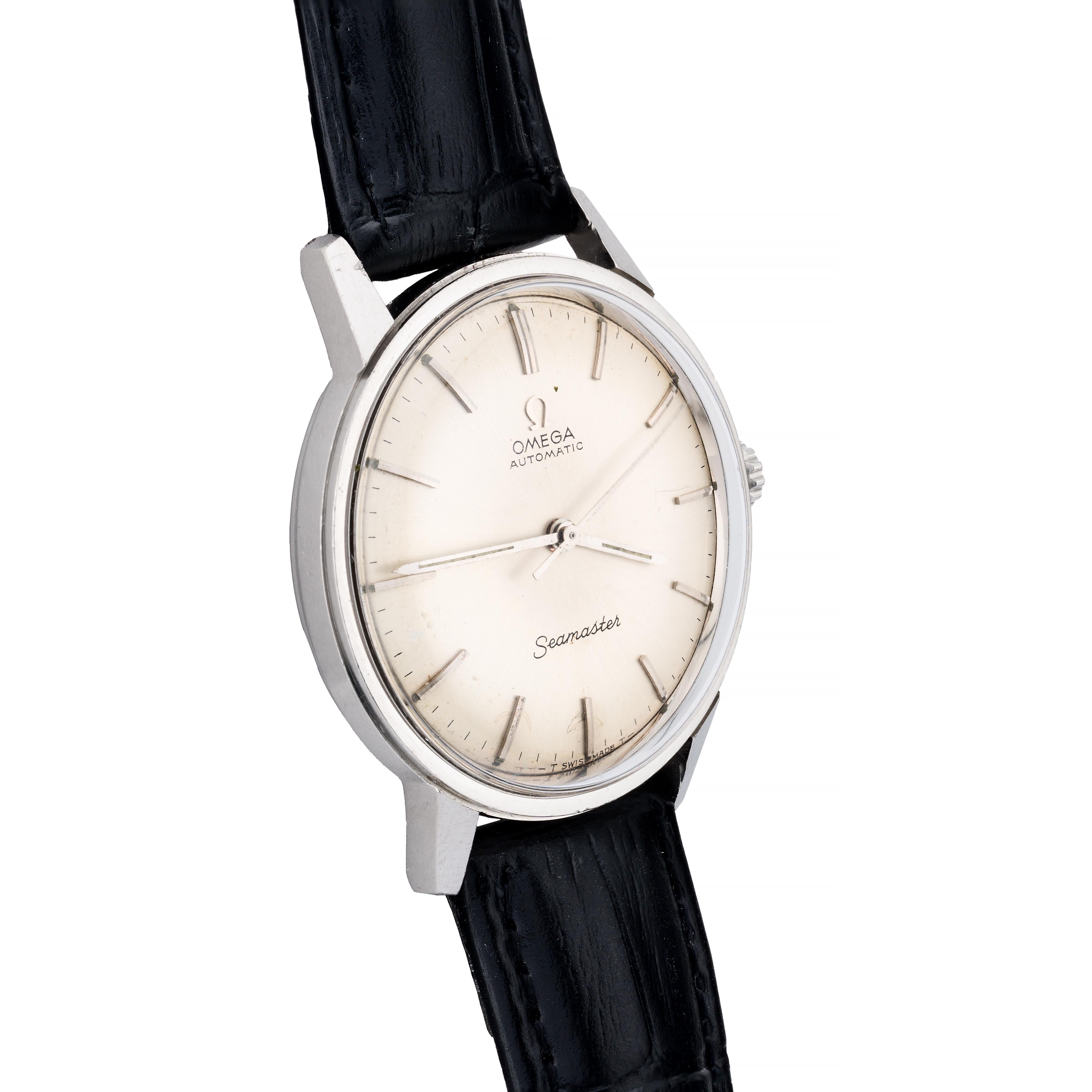 Aston Estate Jewelry Presenta:

Un clásico reloj de pulsera Omega Seamaster de forma redonda, fabricado en acero inoxidable, con movimiento automático.

El reloj luce una esfera plateada de rayos de sol adornada con índices de bastón, que añaden un