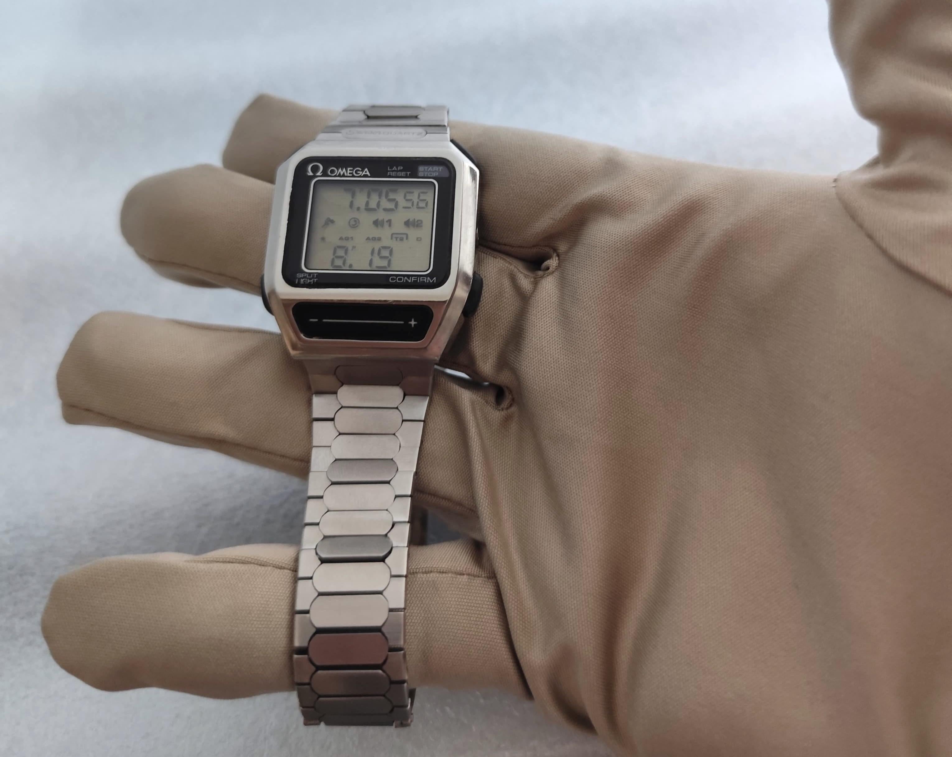 Omega Sensorquartz Stainless Steel 1640 LCD Quartz Watch In Good Condition For Sale In Toronto, CA