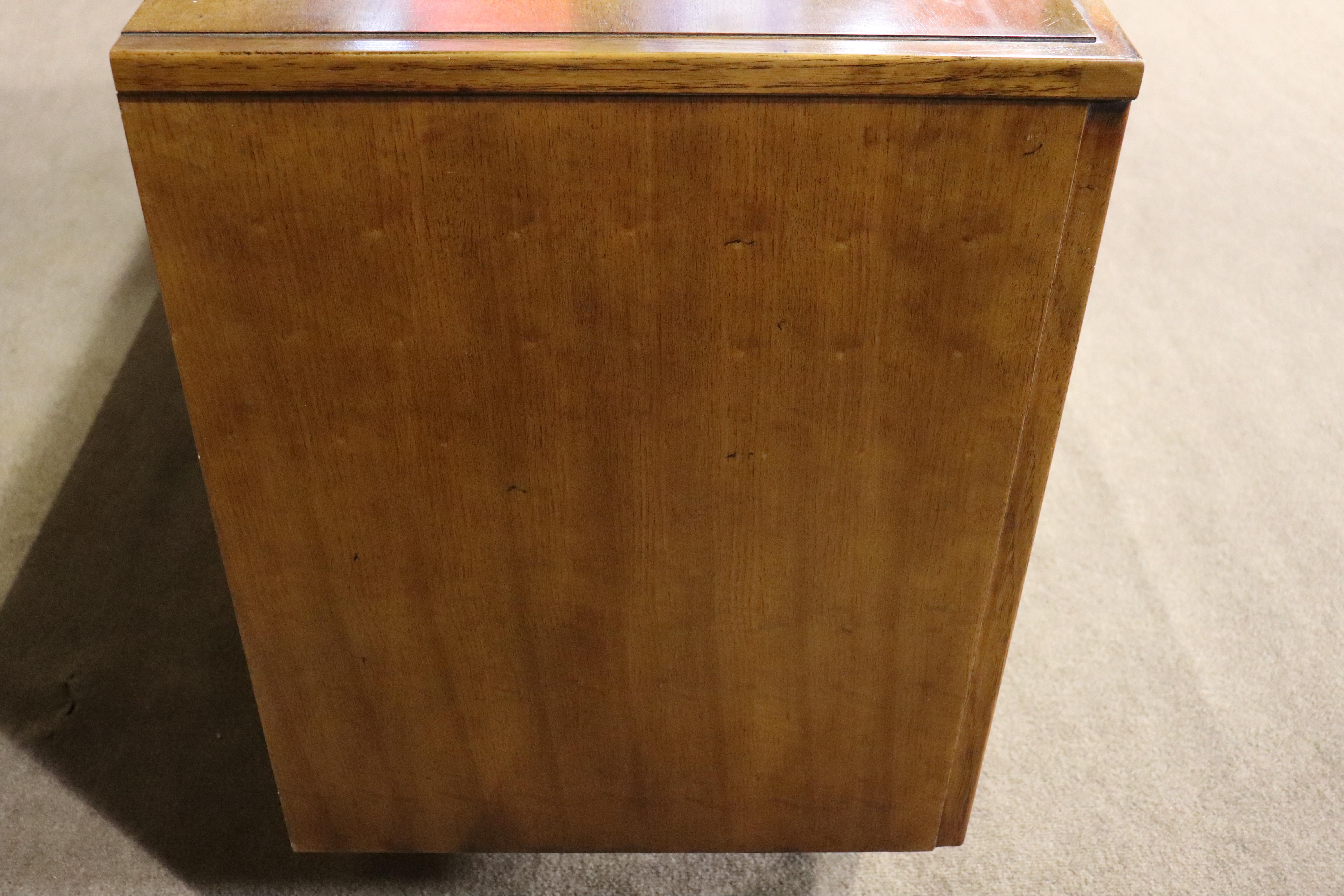 Noyer Commode de la série Omega de Thomasville en vente