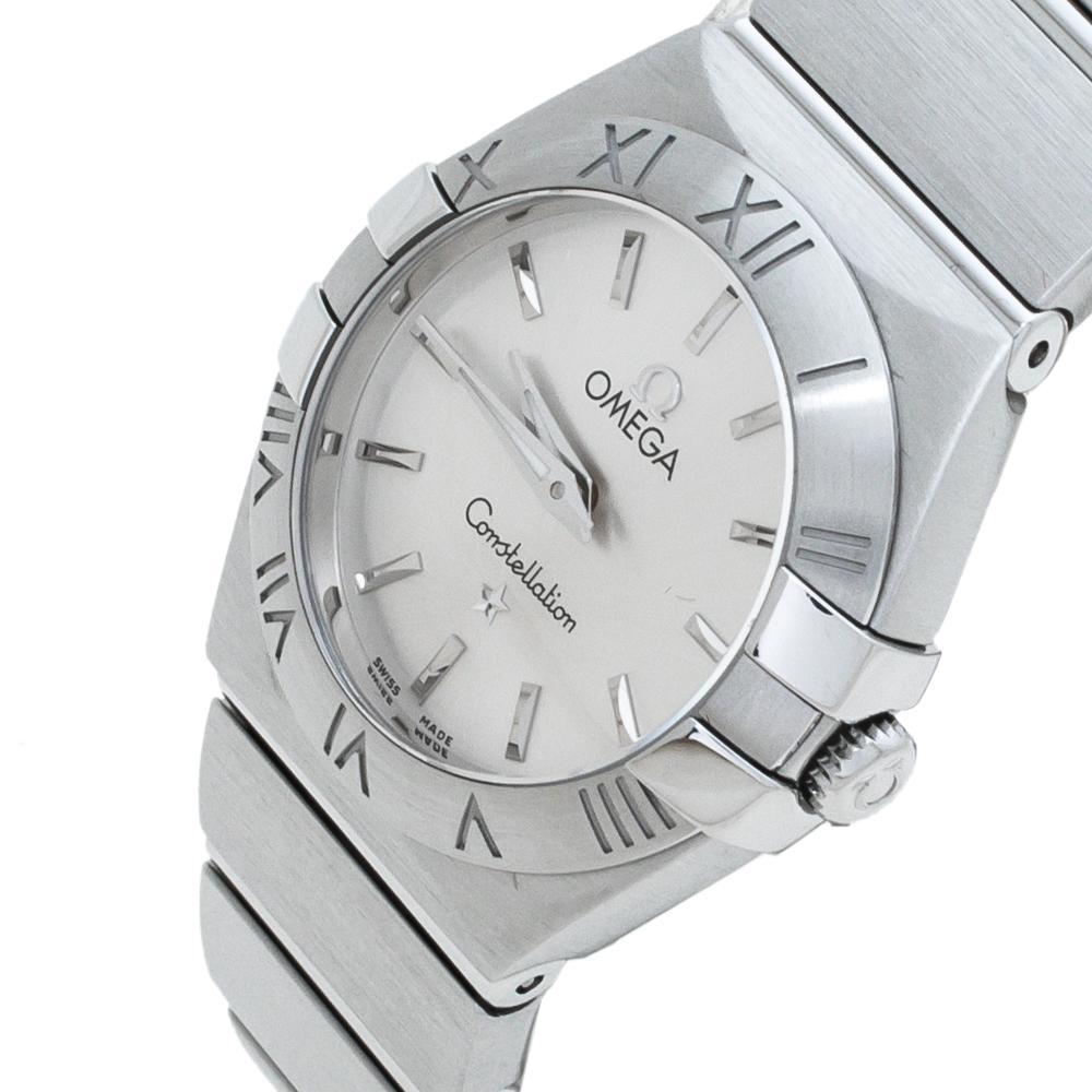 Omega brings you this gorgeous timepiece from their famous Constellation collection to flaunt on your wrist. It is crafted from stainless steel and set to function in the quartz movement. Swiss made, it carries a scratch‑resistant sapphire crystal