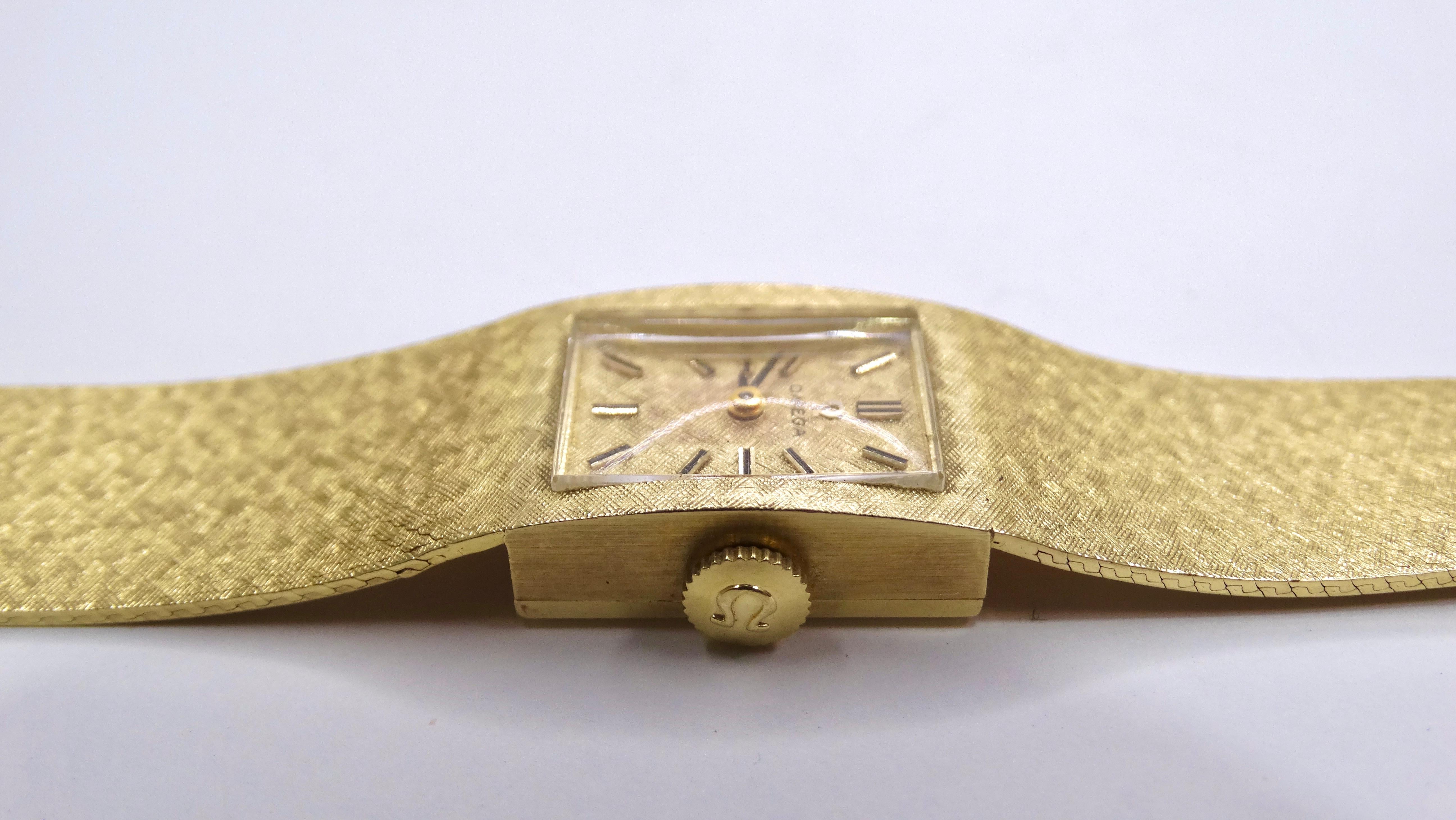 Ajoutez une montre Omega élégante et cool à votre collection. Il s'agit d'une pièce parfaite à porter au quotidien en raison de son design minimal et de sa composition en or massif 14k. Cette pièce serait parfaite pour être associée à d'autres