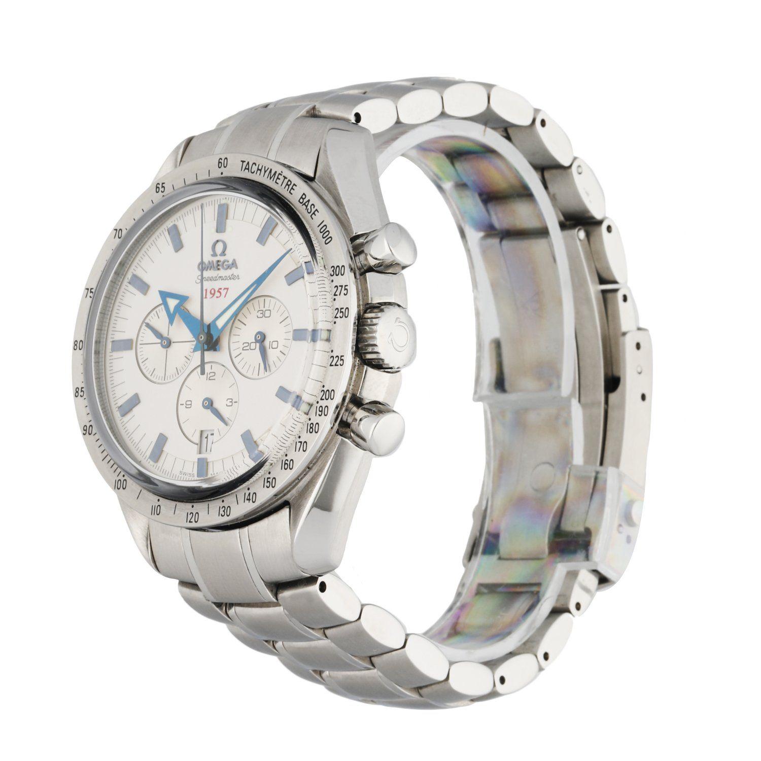 Omega Speedmaster 321.12.42.50.02.001 men's watch. 42MM stainless steel case with stationary tachymeter bezel. White dial with luminous blue hands and blue index hour marker. Subdial function :small second, minutes and 12 hour register. Date display