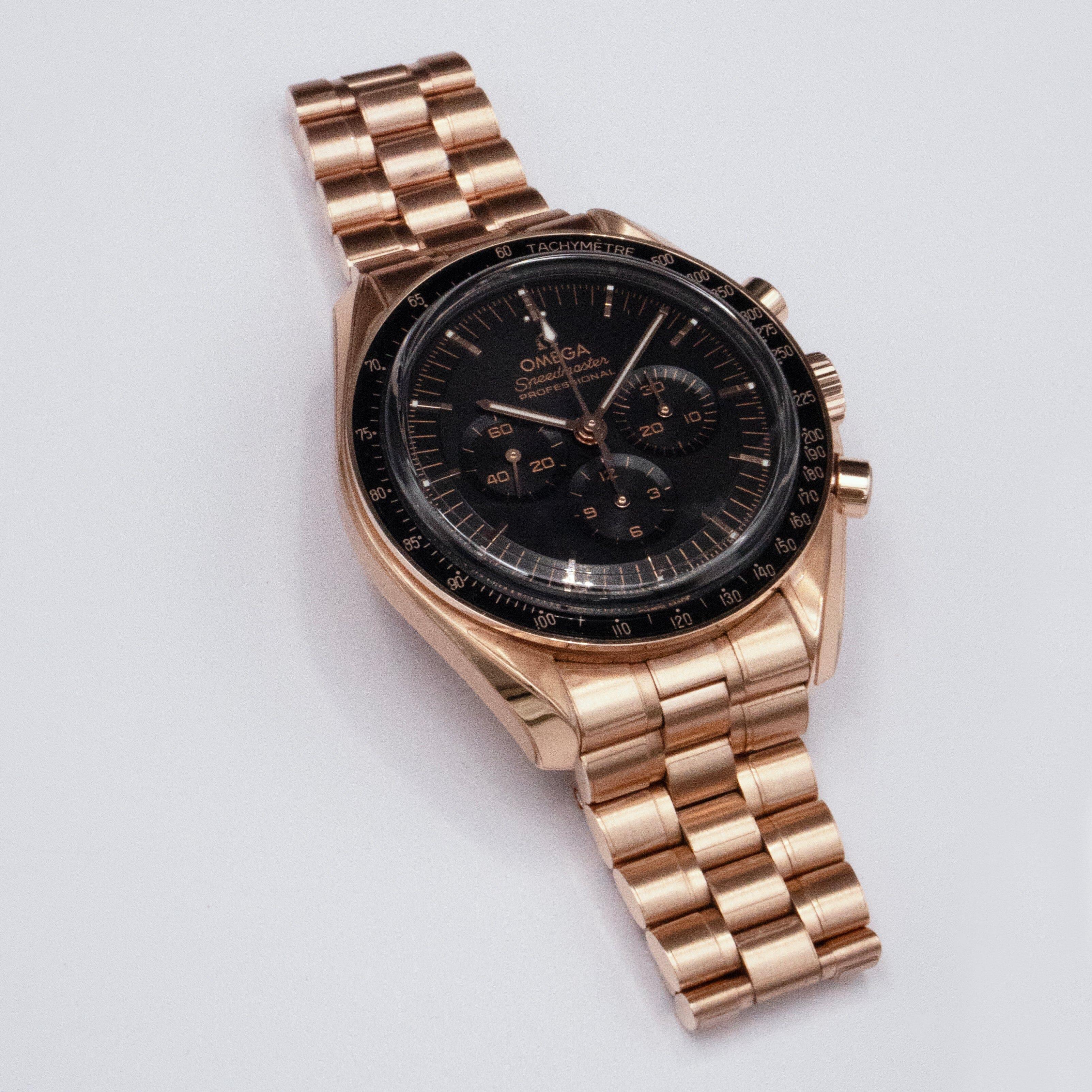 Omega Speedmaster 310.60.42.50.01.001 Moonwatch Professional Herrenuhr. 42mm 18K Roségold Gehäuse. 18K Roségold Lünette. Schwarzes Zifferblatt mit leuchtenden Stahlzeigern und Indexen. Minutenmarkierungen am äußeren Rand. Drei
