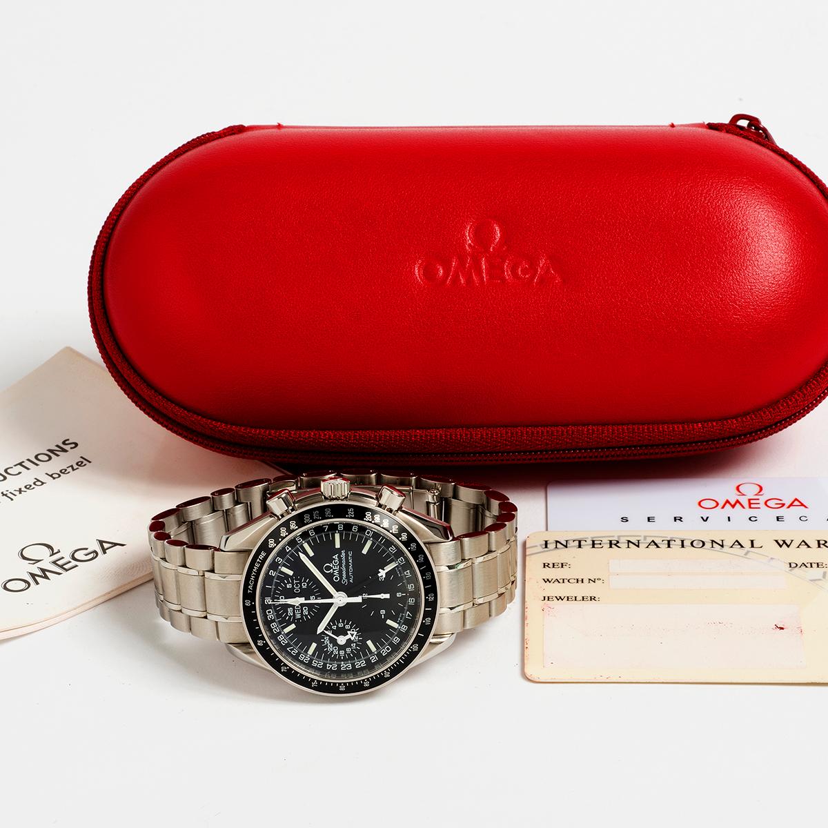 Notre Omega Speedmaster vintage automatique triple date est dotée d'un boîtier en acier inoxydable de 39 mm avec fonctions chronographe, jour, date et mois, ainsi qu'un registre de 24 heures, et de son bracelet d'origine en acier inoxydable.