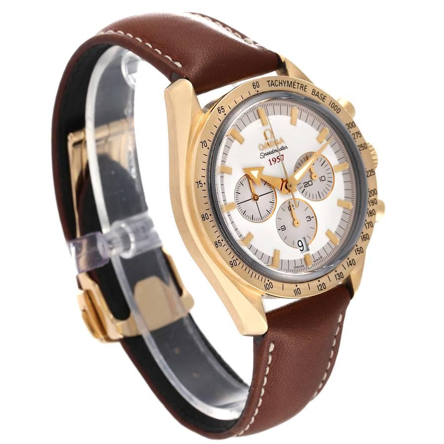 Omega Speedmaster Broad Arrow Gelbgold Uhr 321.53.42.50.02.001 Box-Karte. Offiziell zertifiziertes Chronometerwerk mit automatischem Aufzug. Kaliber 3313. Gehäuse aus 18k Gelbgold mit einem Durchmesser von 42 mm. Omega-Logo auf der Krone.
