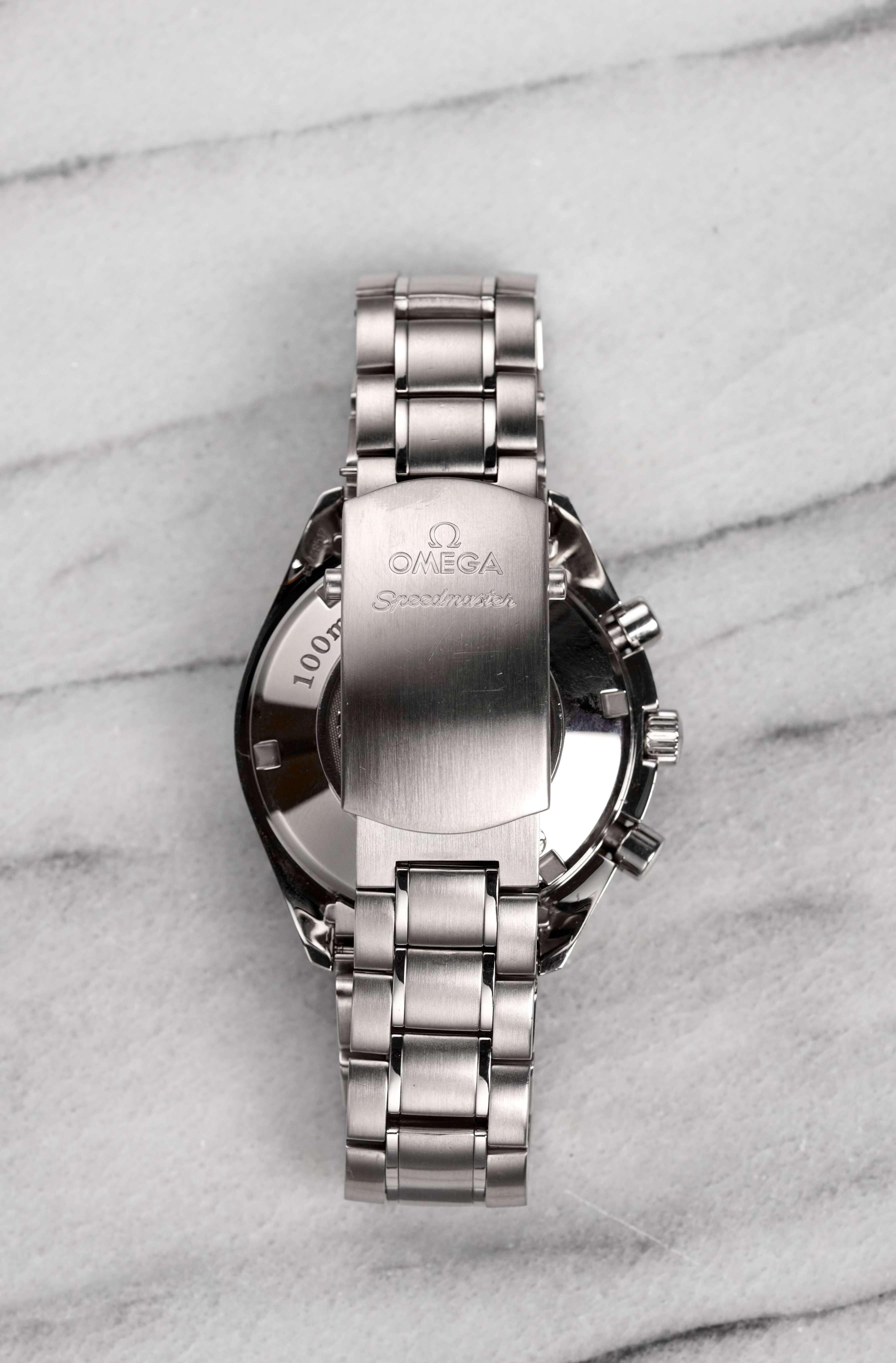 Voici une Omega Speedmaster chronomètre automatique à cadran noir des années 2000. L'heure est très précise et l'appareil est entièrement fonctionnel. Les mesures comprennent un boîtier de 40 mm et une largeur de corne de 18 mm. Cadran noir texturé.