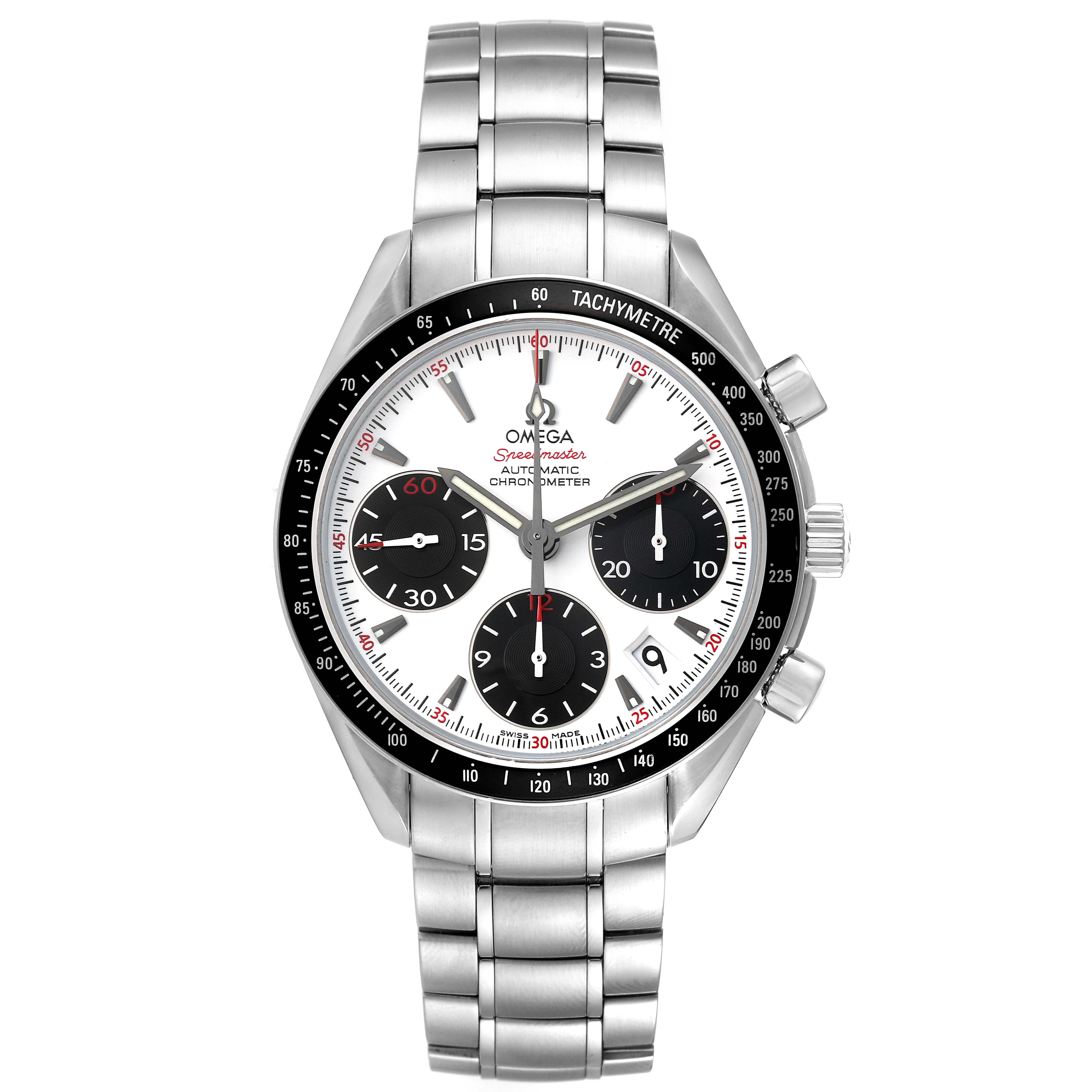 Omega Speedmaster Datum Panda Dial Stahl Herrenuhr 323.30.40.40.04.001 Box-Karte. COSC-zertifiziertes automatisches Chronographenwerk von Omega. Kaliber 3304. Rundes Edelstahlgehäuse mit 40,0 mm Durchmesser und polierten, abgeschrägten Kanten,