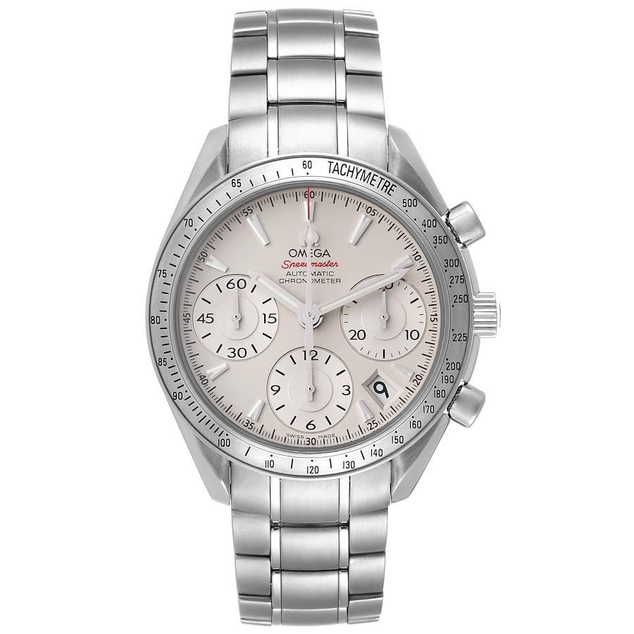 Omega Speedmaster Date Cadran argenté Acier Montre Homme 323.10.40.40.02.001. Mouvement chronographe automatique à remontage automatique. Chronomètre officiellement certifié. Boîtier rond en acier inoxydable de 40.0 mm de diamètre. Lunette en acier