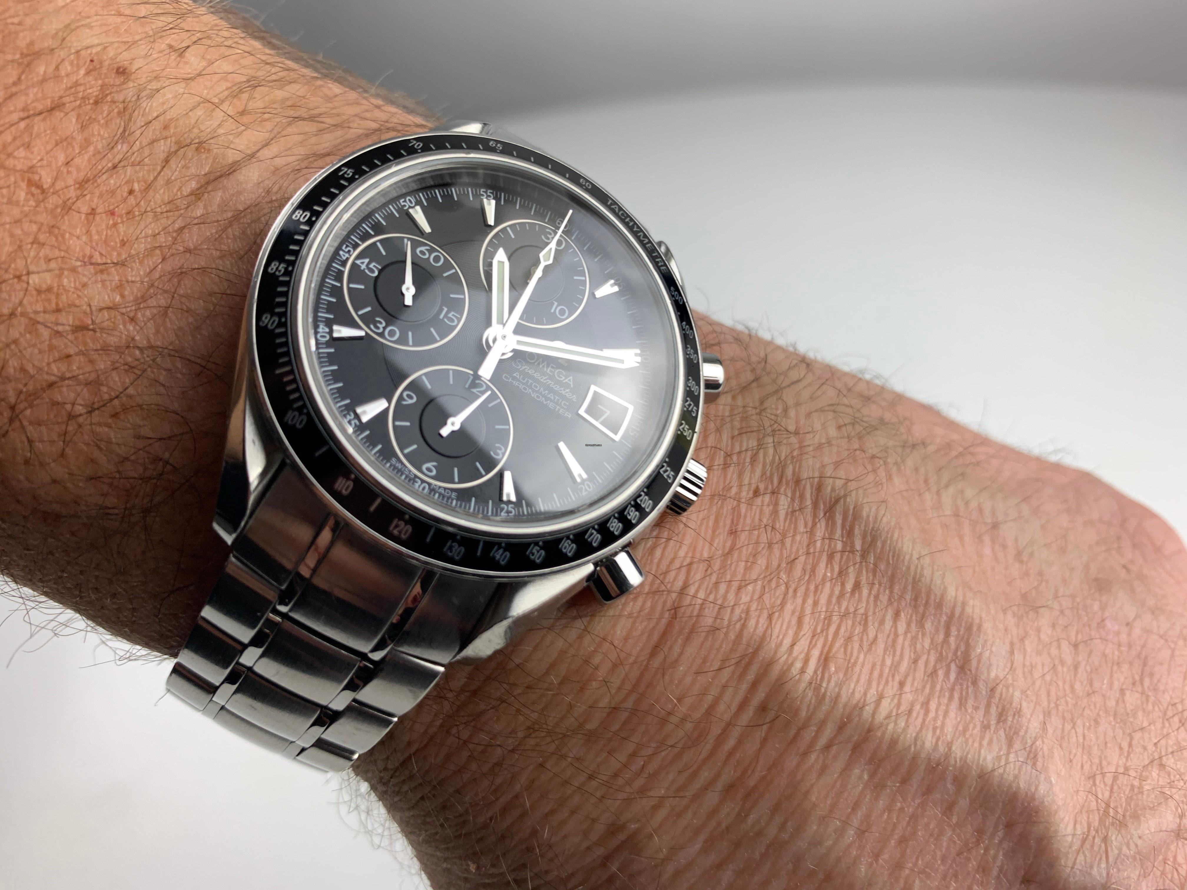Omega Speedmaster 3510.50.00 Men's Watch.
39mm Stainless Steel case with a tachymeter bezel.
Black dial with luminous hands and index hour markers.
Three chronograph sub dials with a small seconds sub dial, 30 minutes and 12 hours.
Stainless steel