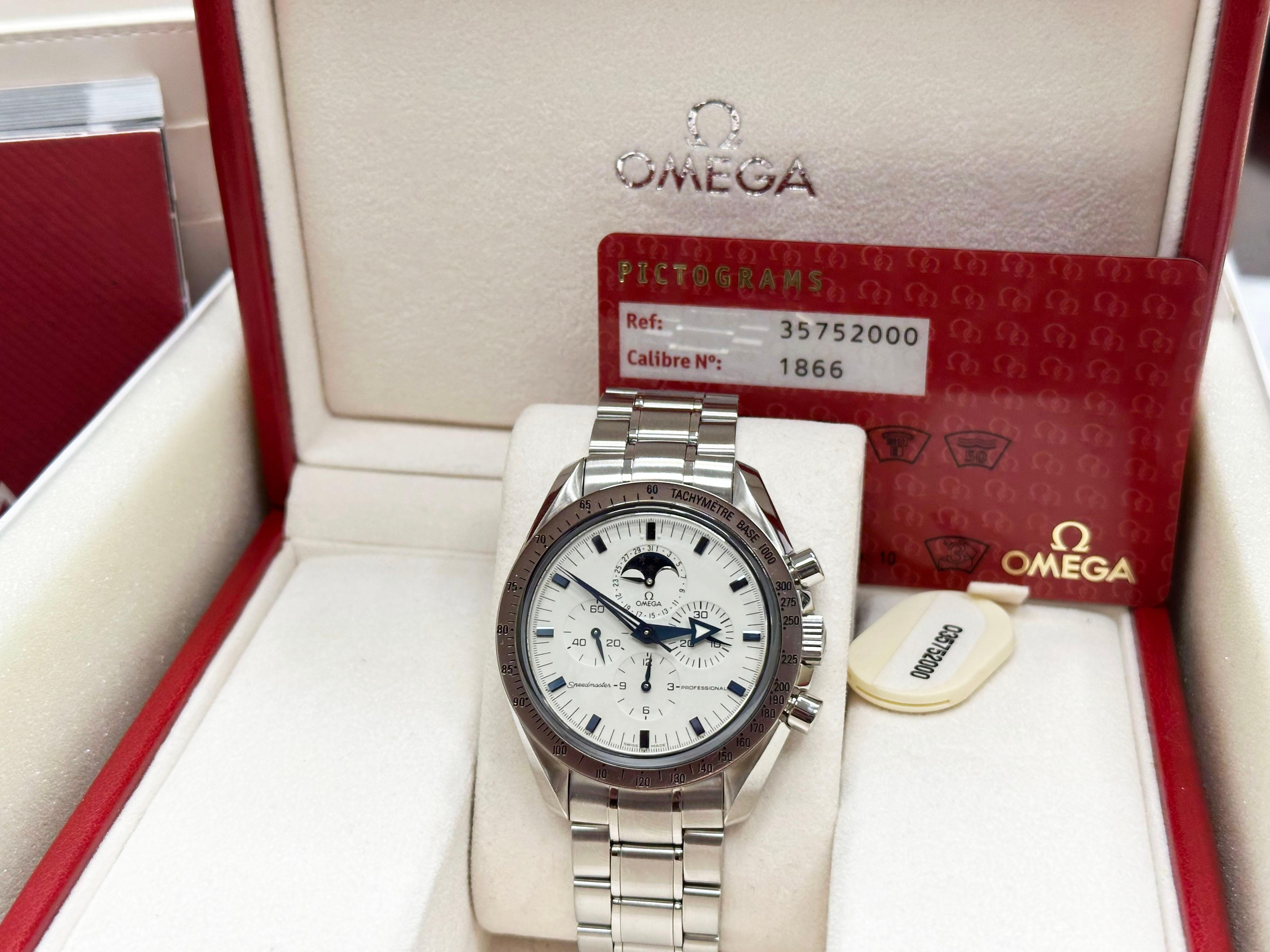 Omega Speedmaster Moonphase 3575.20.00 42mm Stainless Steel Box Paper In Excellent Condition For Sale In San Diego, CA