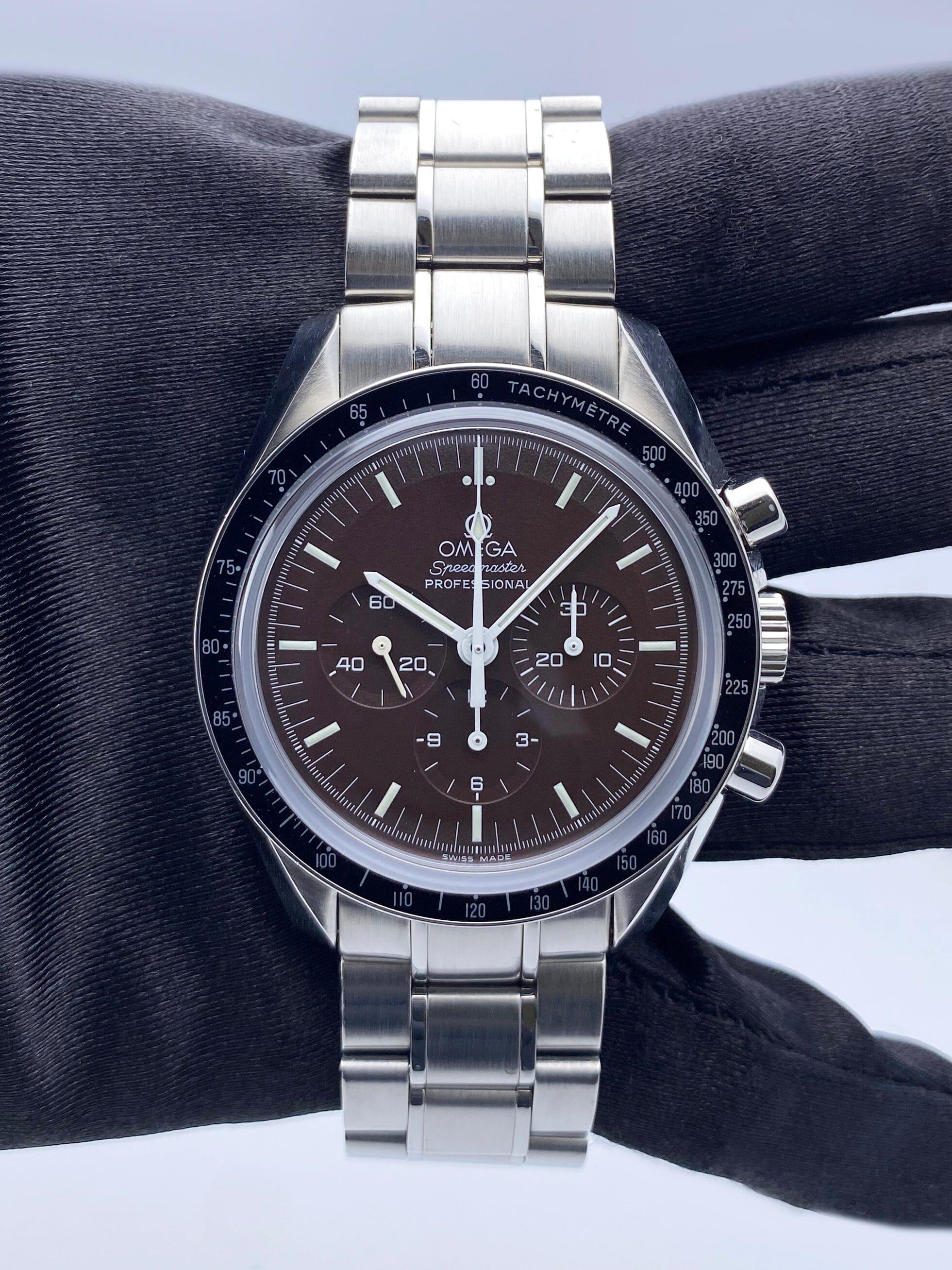 Omega Speedmaster 311.30.42.30.13.001 Orologio da uomo. Cassa in acciaio inossidabile da 42 mm. Lunetta tachimetrica in acciaio inossidabile. Quadrante marrone con lancette e indici in acciaio. Tre quadranti secondari. Lancetta dei piccoli secondi a