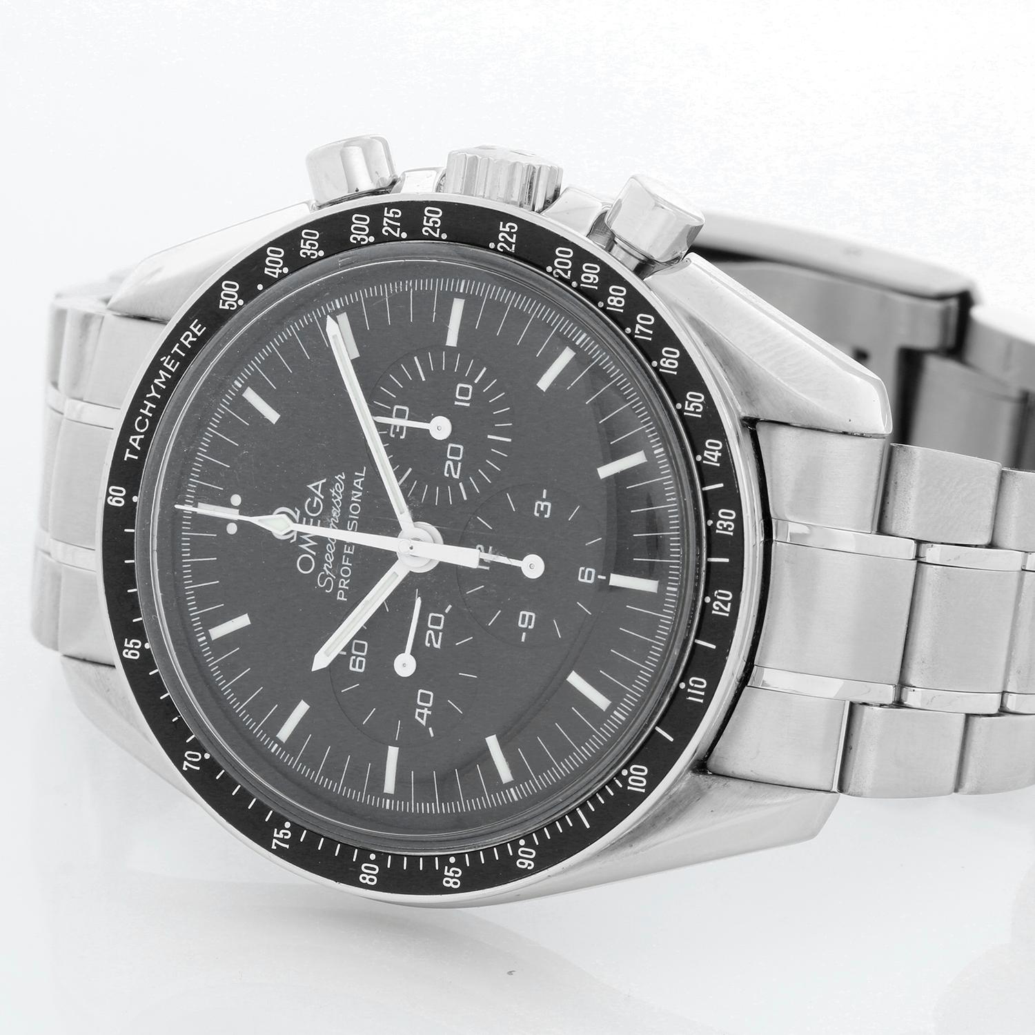 Omega Speedmaster Moonwatch Professional Chronograph 42 mm - Manual winding; chronograph. Stainless steel case, bezel and crown; exposition back  (42mm diameter). Black dial; minutes and seconds recorders;. Stainless steel bracelet with deployant