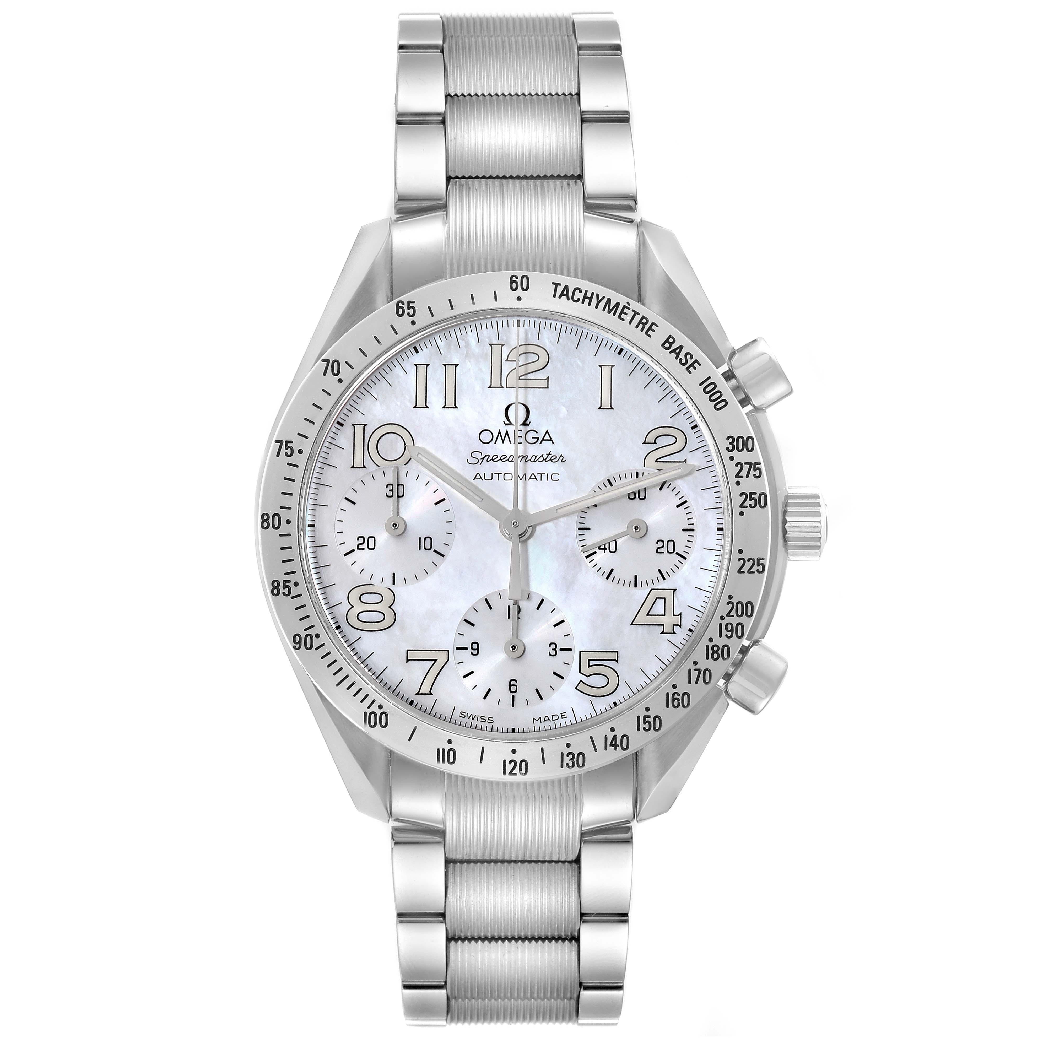 Omega Speedmaster Mutter der Perle Zifferblatt Stahl Herrenuhr 3534.70.00 Karte. Automatisches Chronographenwerk mit Automatikaufzug und rhodinierter Oberfläche. Rundes Edelstahlgehäuse mit einem Durchmesser von 39 mm. Lünette aus Edelstahl mit
