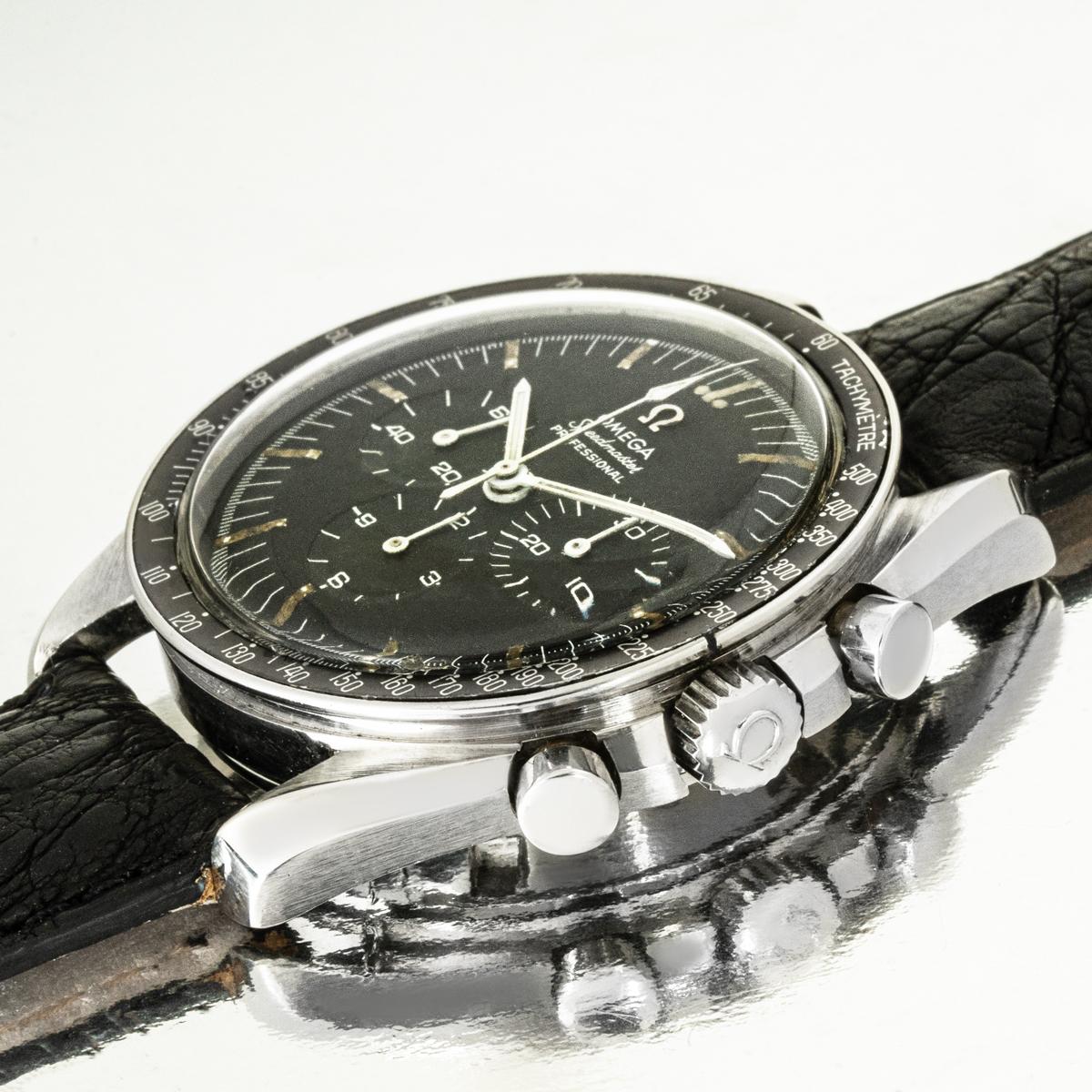 Un Omega Speedmaster Professional Ref. 105.012-66, el Moonwatch original.

Funciona con un movimiento cronógrafo de cuerda manual Calibre 321, alojado en una caja de acero inoxidable de 42 mm fabricada por Huguenin Frères (HF), un conocido
