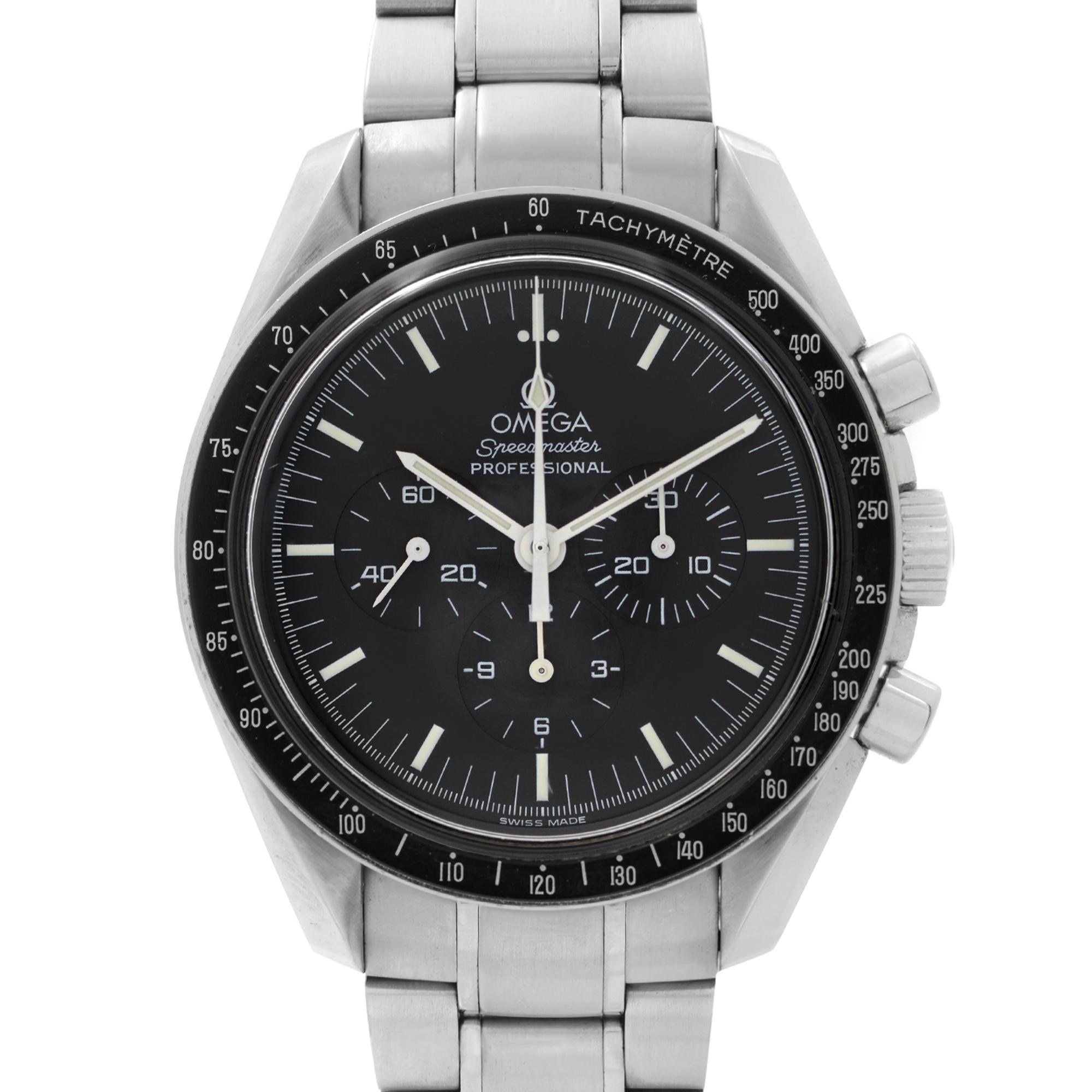 Preowned Omega Speedmaster Professional Moonwatch Steel Black Dial Manual-Wind Men's Watch 3572.50.00. Cette montre a été produite en 1998. Caractéristiques : Boîtier en acier inoxydable brossé et bracelet en acier. Lunette fixe noire avec