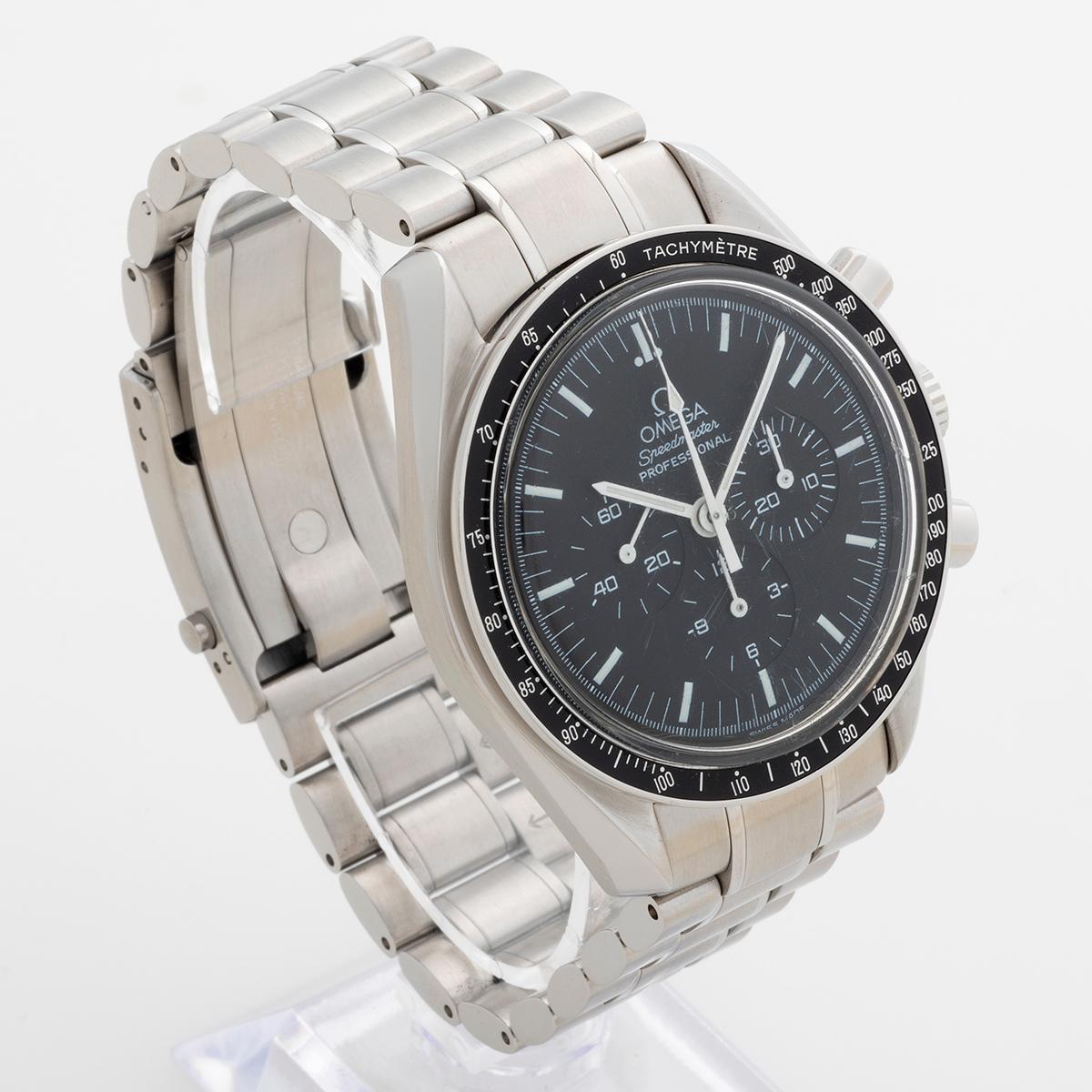 Nuestro emblemático reloj lunar Omega Speedmaster Professional de cuerda manual referencia 3570.50.00 tiene una caja de acero inoxidable de 41 mm con brazalete de acero inoxidable. Este ejemplar se presenta en excelente estado, con ligeras señales