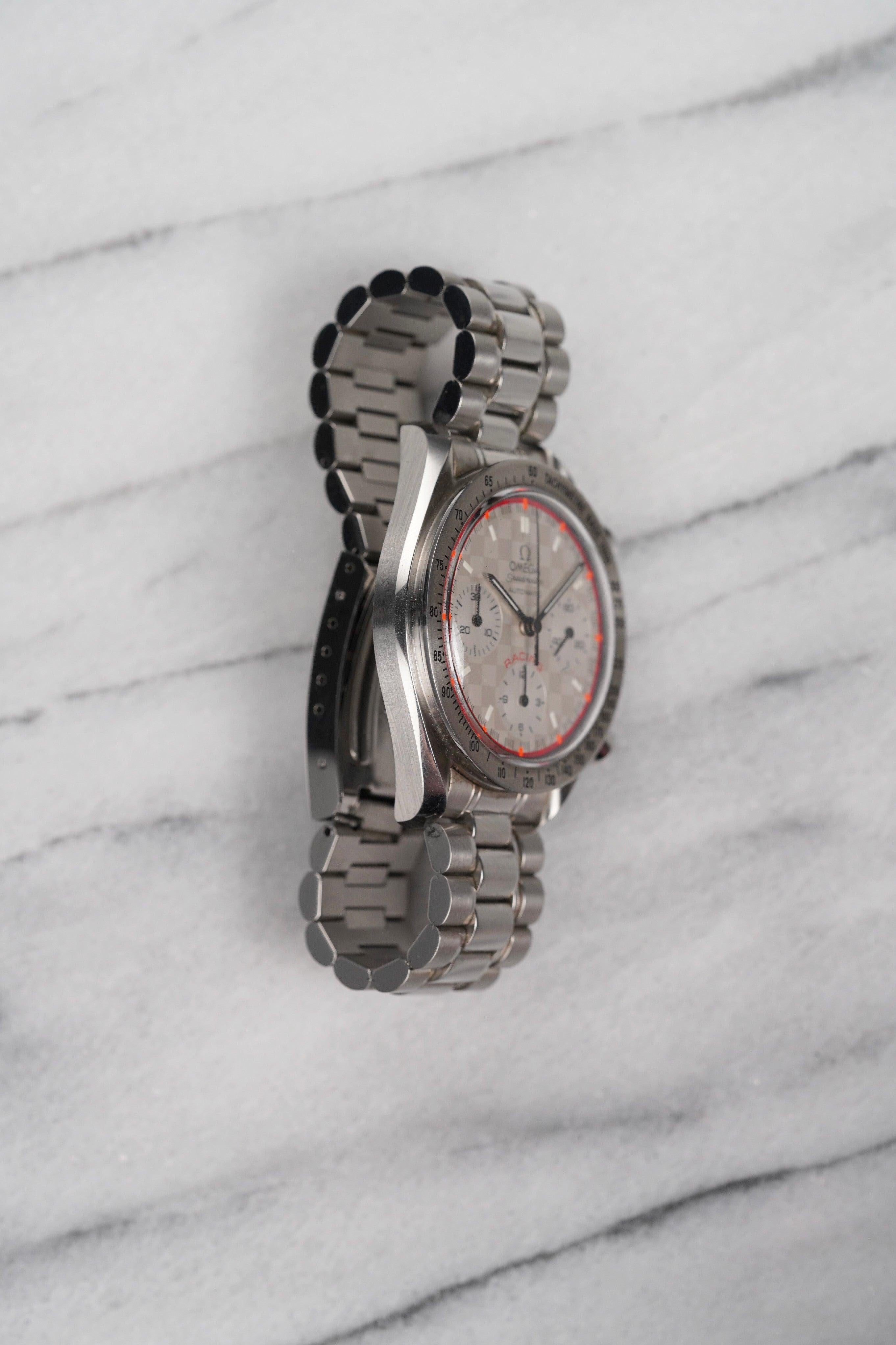 Hier ist eine Omega Speedmaster Schumacher Automatik-Chronograph Schumacher Racing Limited Edition aus den 2000er Jahren. Hält die Zeit gut ein und ist voll funktionsfähig. Die Abmessungen umfassen ein 39-mm-Gehäuse und 18 mm Anstoßbreite.