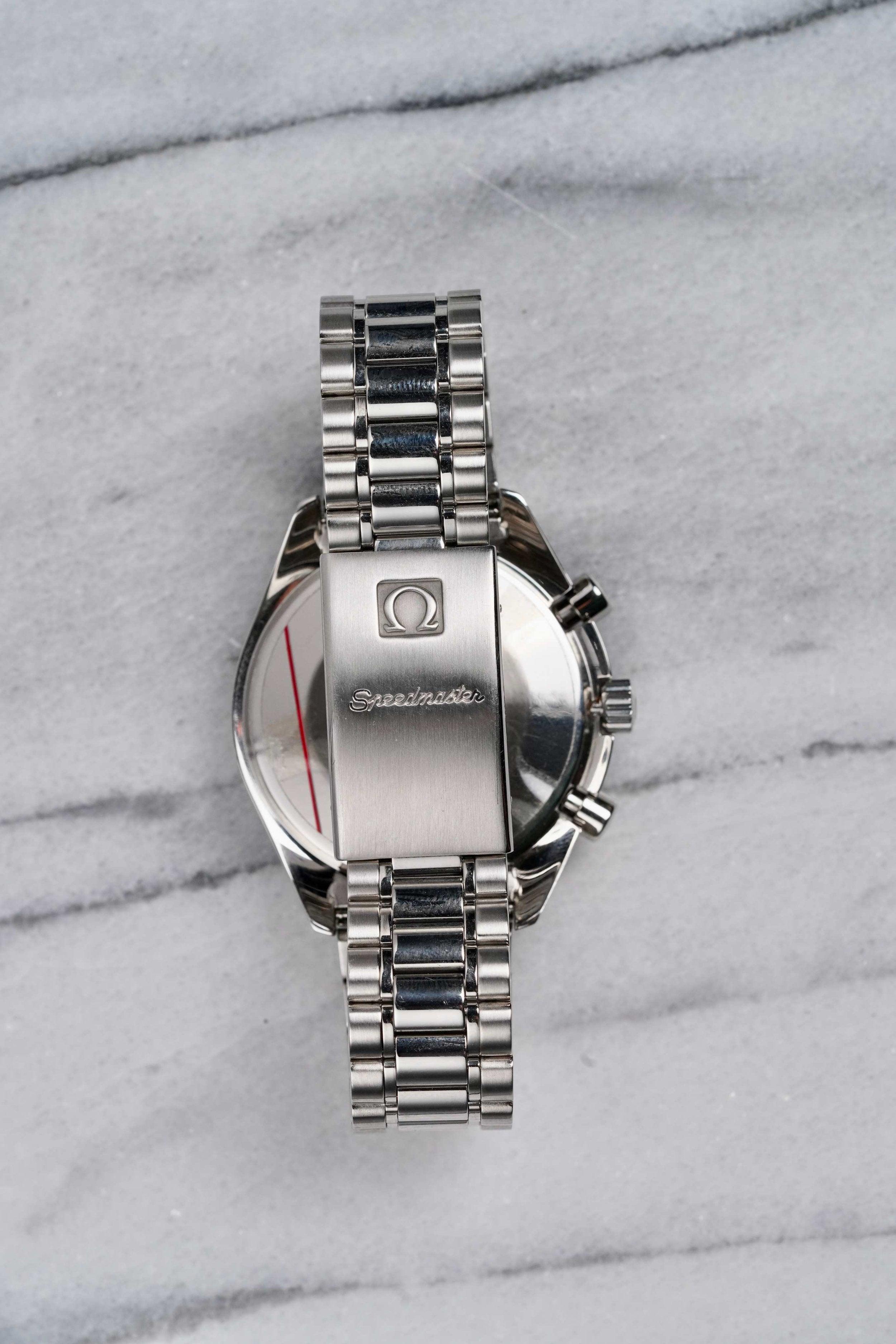 Hier ist ein Omega Speedmaster Schumacher Racing Automatik-Chronograph mit gelbem Lackzifferblatt und roter Instrumentierung aus den späten 90er, frühen 2000er Jahren. Hält die Zeit gut ein und ist voll funktionsfähig. Die Abmessungen umfassen ein
