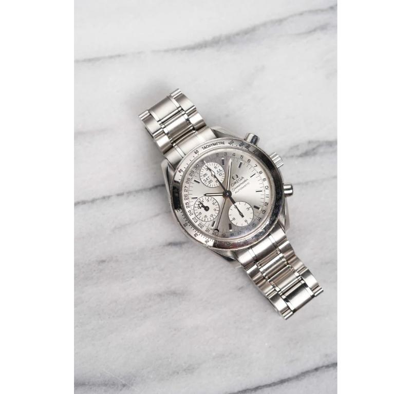 Hier ist eine Omega Speedmaster 3523.30.00 Triple Calendar Automatic aus den späten 90ern, frühen 2000ern. Hält die Zeit gut ein und ist voll funktionsfähig. Die Abmessungen umfassen ein 38-mm-Gehäuse und eine Anstoßbreite von 18 mm. Sie ist an