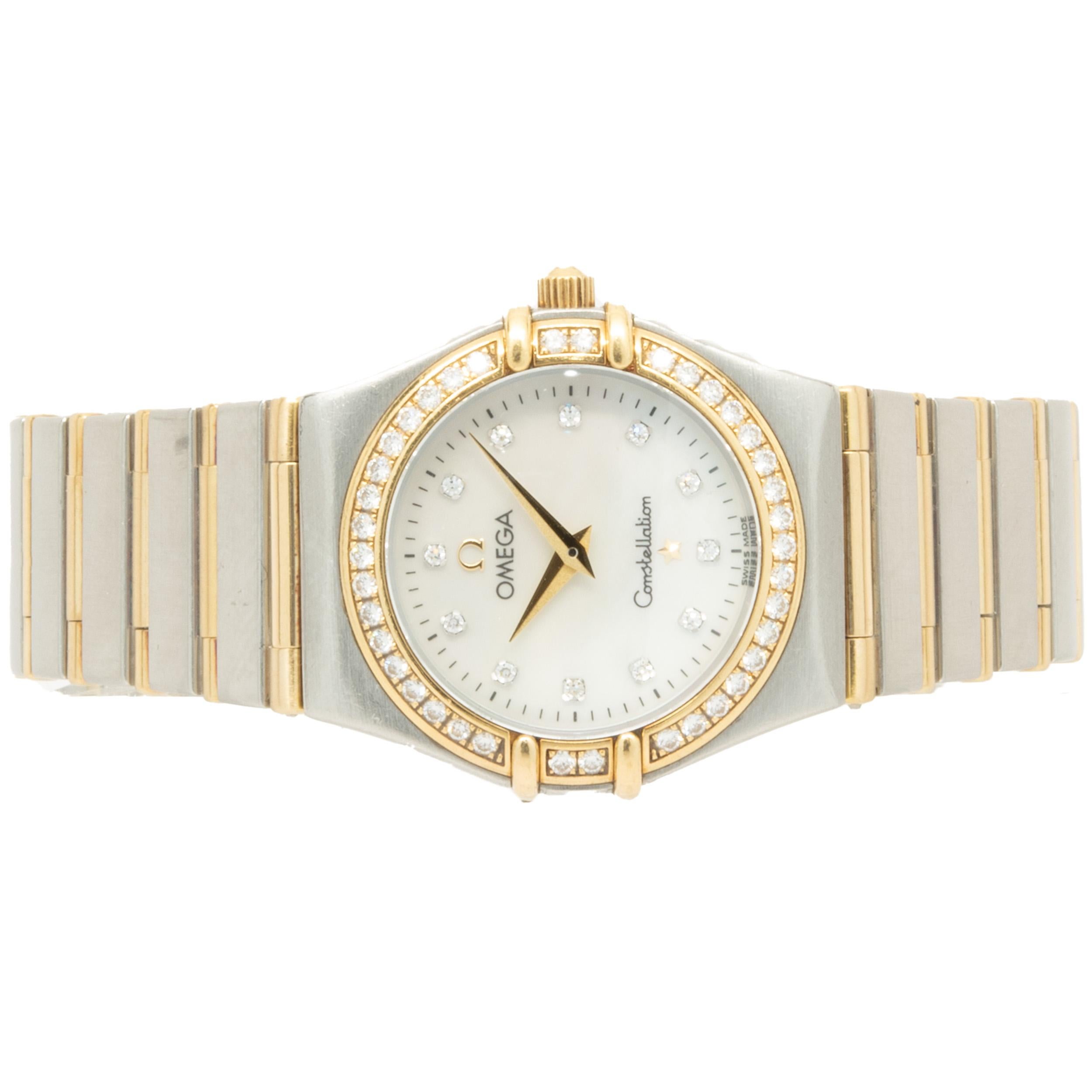 Marke: Omega
Uhrwerk: Quarz
Funktion: Stunden, Minuten, Sekunden
Gehäuse: 22 mm rundes Gehäuse, Diamantlünette, Krone mit Druck-/Zugmechanismus
Band: Edelstahl & 18K Gelbgold, integrierte Schließe
Zifferblatt: Perlmutt, Diamant
Aktenzeichen:
