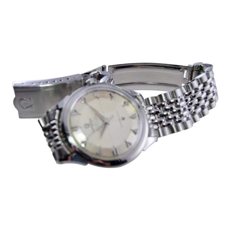 FACTORY / HOUSE: Omega Watch Company
STYLE / REFERENCE: Constellation / Reference 2852
METAL / MATERIAL: Stainless Steel
CIRCA / YEAR: 1950 / 60's
DIMENSIONS / SIZE: Length 42mm X Diameter 35mm
MOVEMENT / CALIBER: Automatic Winding / 19 Jewels 
DIAL
