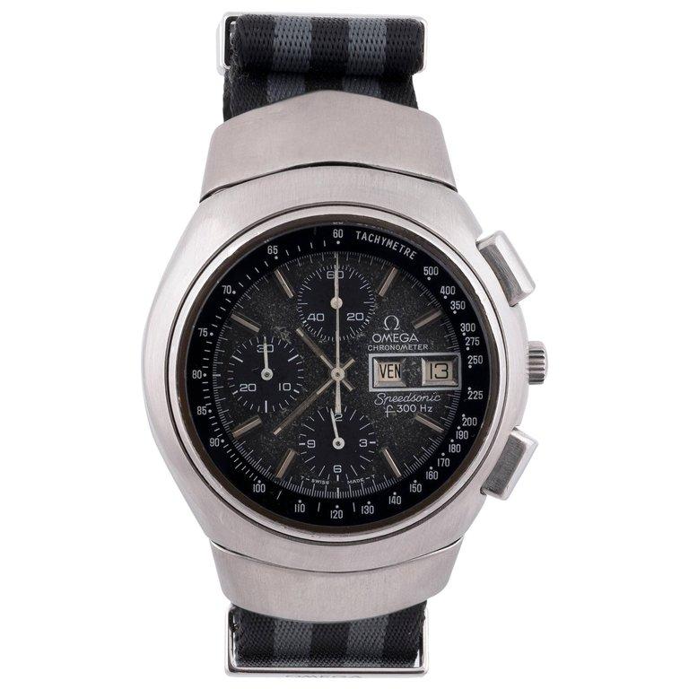 Fine and rare stainless steel electronic wristwatch with square button chronograph, 12-hour and 30-minute registers, tachometer, day, date and Omega Nato bracelet.
Three-body, polished and brushed, screw-down case back with embossed 