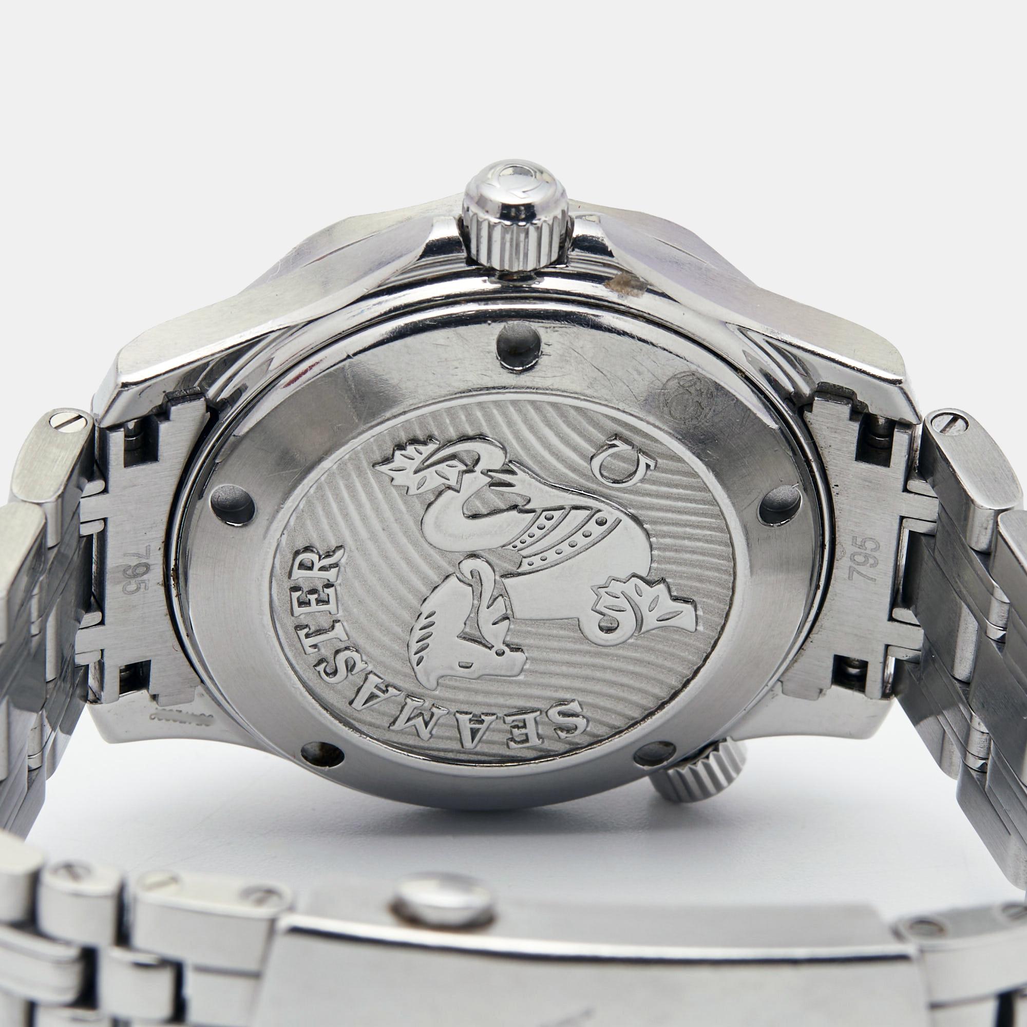La montre-bracelet Omega Seamaster, dotée d'un boîtier raffiné de 36 mm, dégage un charme intemporel et une fonctionnalité robuste. Conçue dans un souci de précision et de durabilité, sa construction élégante en acier inoxydable émane d'un luxe