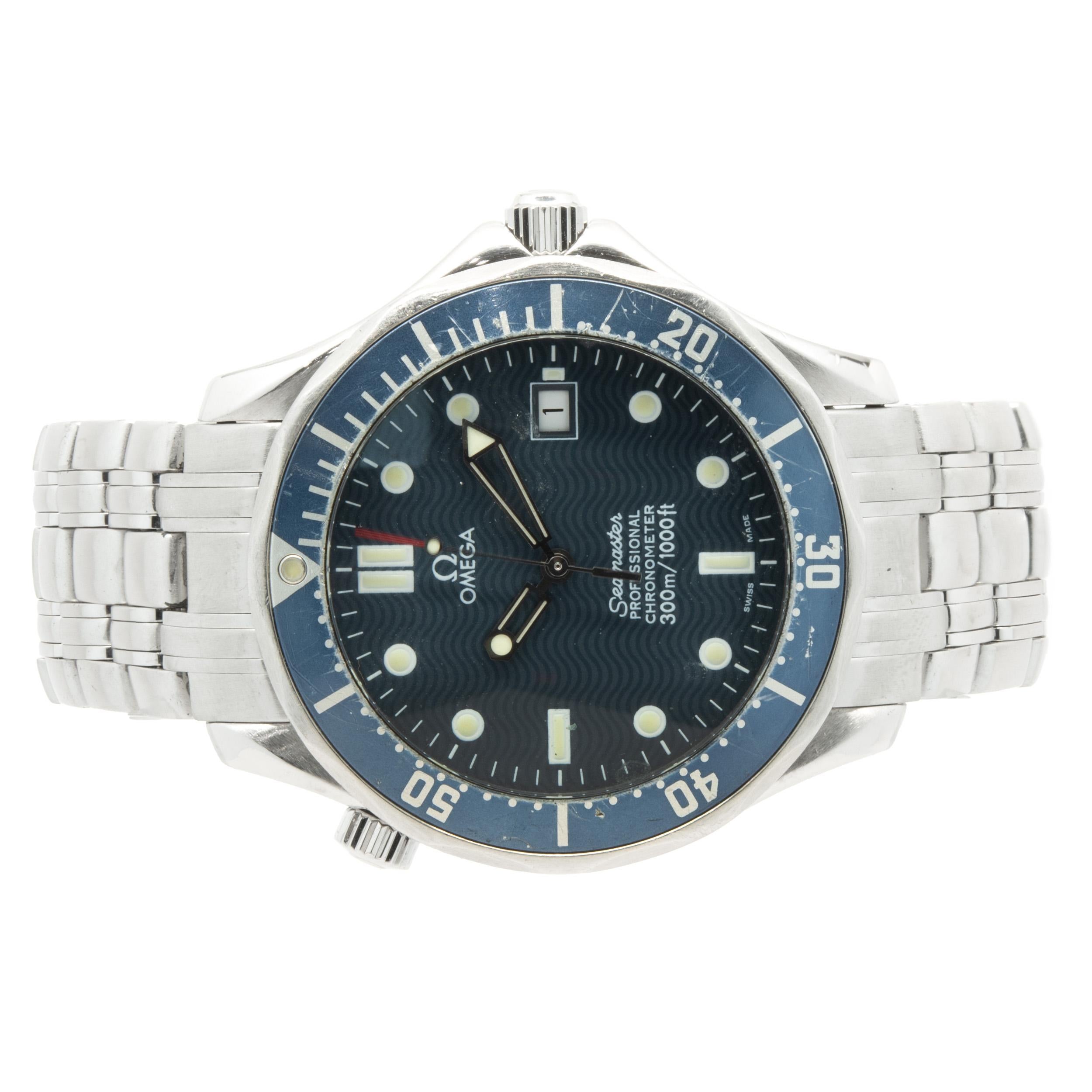 Marke: Omega
Uhrwerk: automatisch
Funktion: Stunden, Minuten, Sekunden, Datum
Gehäuse: Rundes 41-mm-Gehäuse, zeitgesteuerte Lünette, Krone mit Druck-/Zugmechanismus
Band: Edelstahlarmband, integrierte Schließe
Wahl: Blaue Welle
Aktenzeichen: