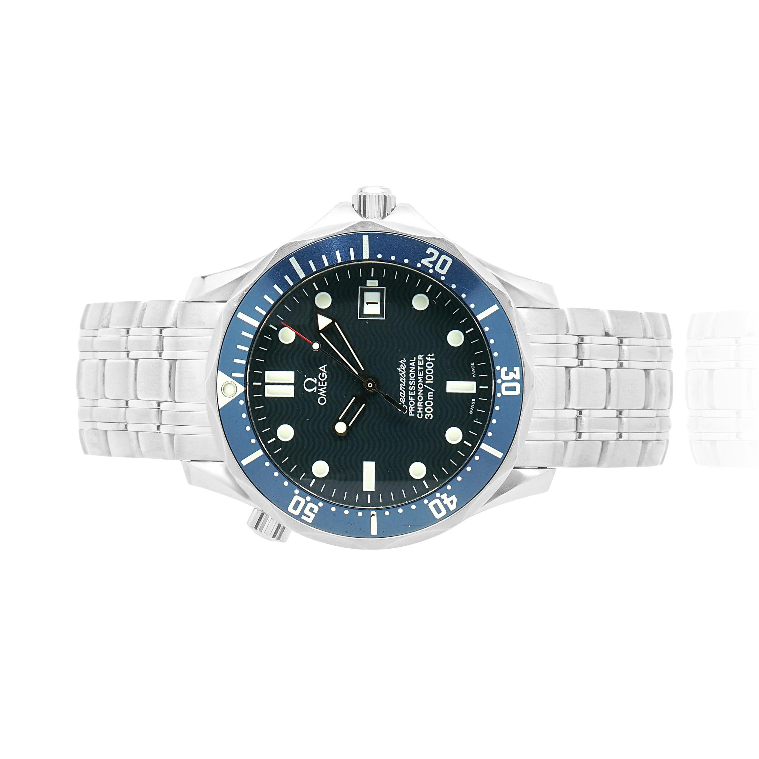 Marke: Omega
Uhrwerk: automatisch
Funktion: Stunden, Minuten, Sekunden, Datum
Gehäuse: Rundes 41-mm-Gehäuse, blaue einseitig drehbare Lünette, Krone mit Druck-/Zugfunktion
Band: Ledereinsatz
Zifferblatt: Edelstahlarmband
Aktenzeichen: