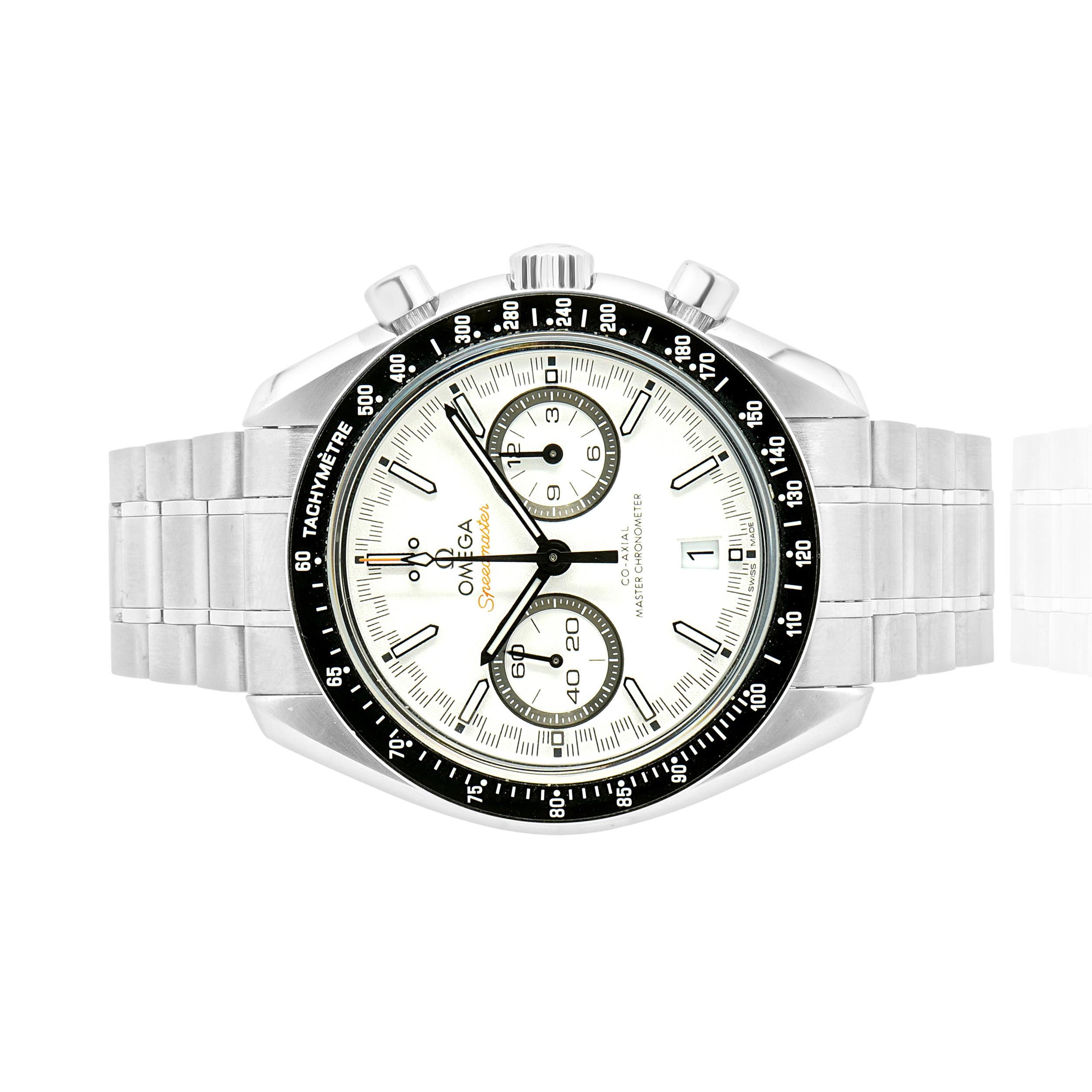 Marque : Omega
Mouvement : automatique
Fonction : heures, minutes, secondes, date, registre de 12 heures, chronographe
Boîtier : 44 mm, couronne vissée
Bande : Bracelet en acier inoxydable
Cadran : blanc, sous-cadrans noirs
Référence #