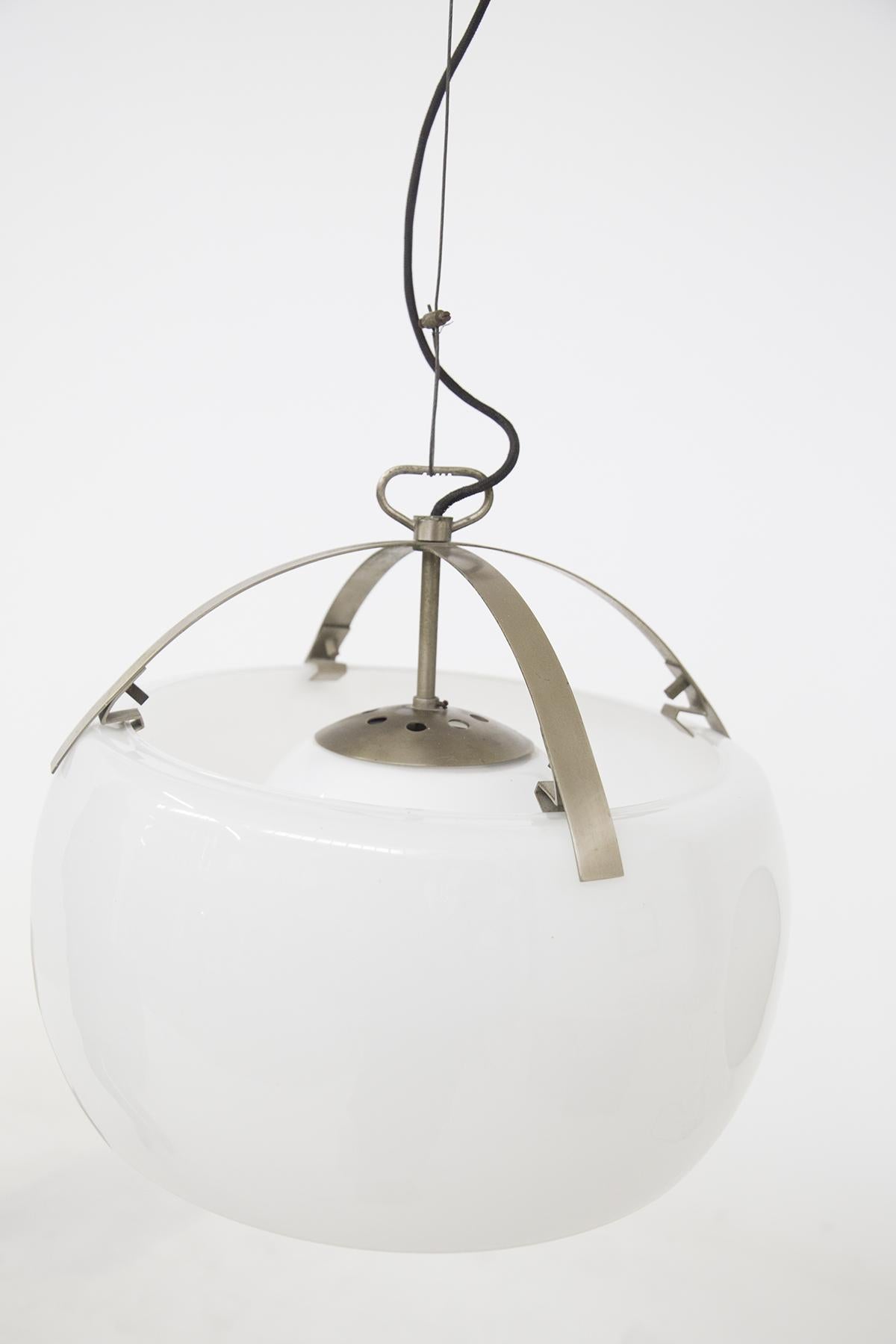Imagine a luminous suspension lamp that immediately catches the eye with its grandeur and refinement: the Omega lamp, designed by the celebrated designer Vico Magistretti for Artemide in 1962, is an extraordinary example of avant-garde Italian
