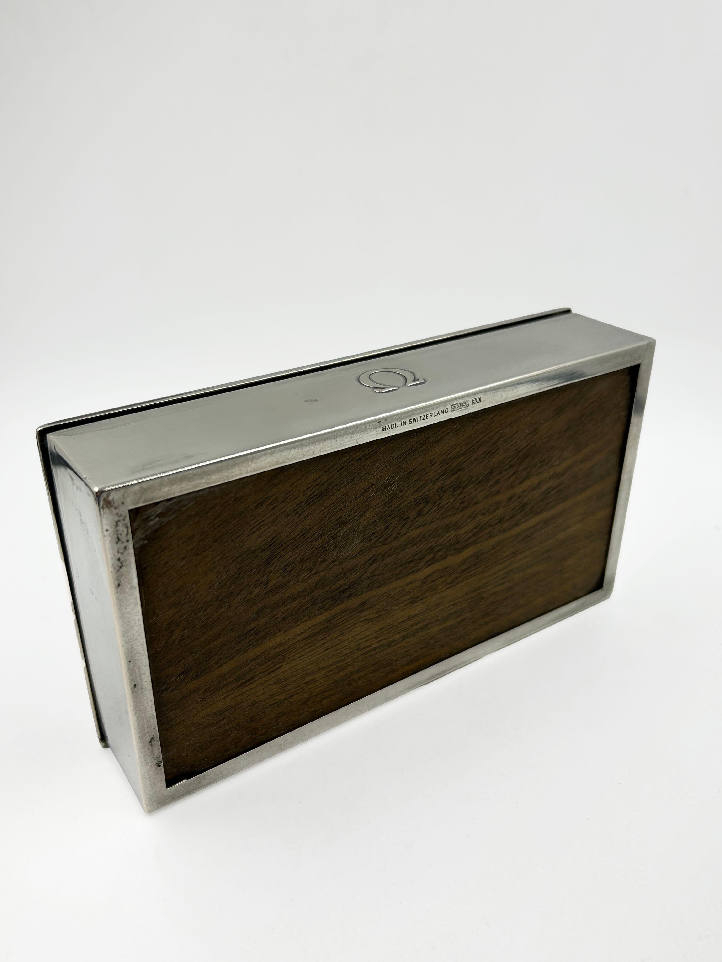 Omega Vintage 800 Sterling Silver Swiss Box
Scatola di presentazione originale Omega, un pezzo vintage della metà del 20° secolo. Realizzata con materiali d'epoca e con il logo del marchio sul coperchio, veniva utilizzata come custodia per la