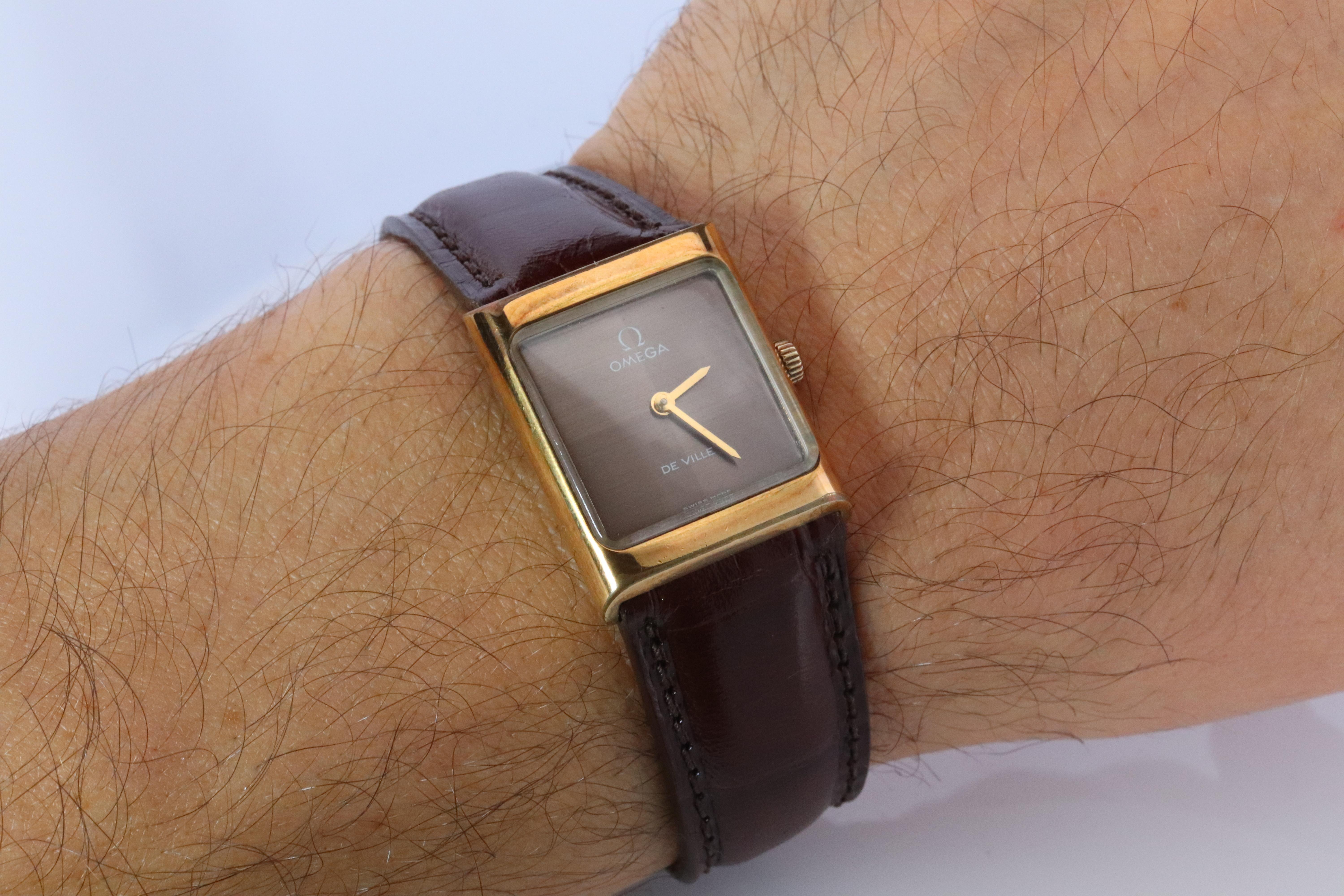 Atemberaubende Uhr.
OMEGA TANK DeVille
Mechanisches Uhrwerk mit Aufzug.

ref 511
DeVille


Edelstahlgehäuse vergoldet und New Lederband.

Zustand: Spult auf und hält die Zeit.


Einzelheiten:
- Kaliber: Omega 625 Handaufzugswerk
-