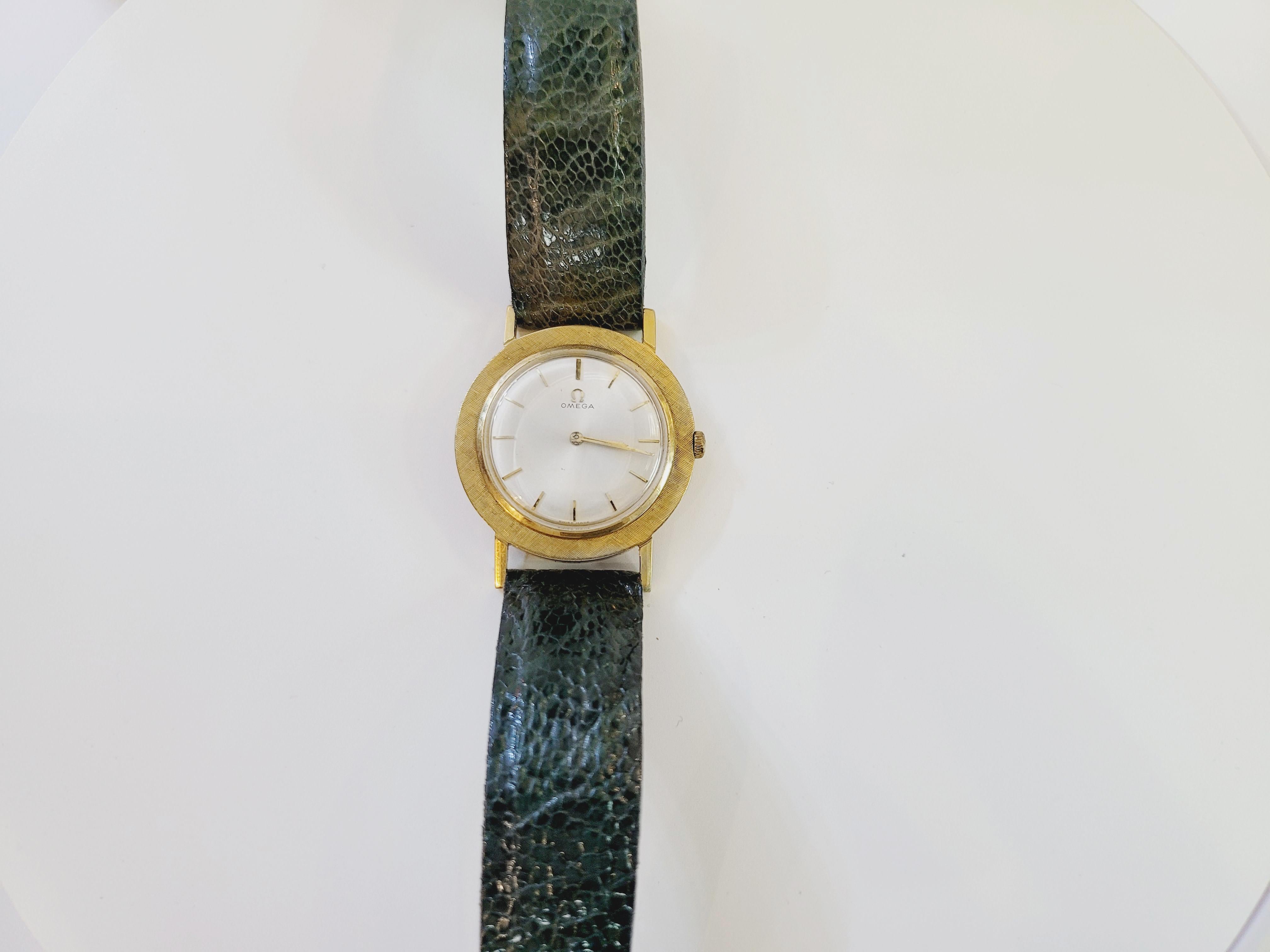 Omega Tow-Tone Manual Movement Watch In Good Condition For Sale In New York, NY