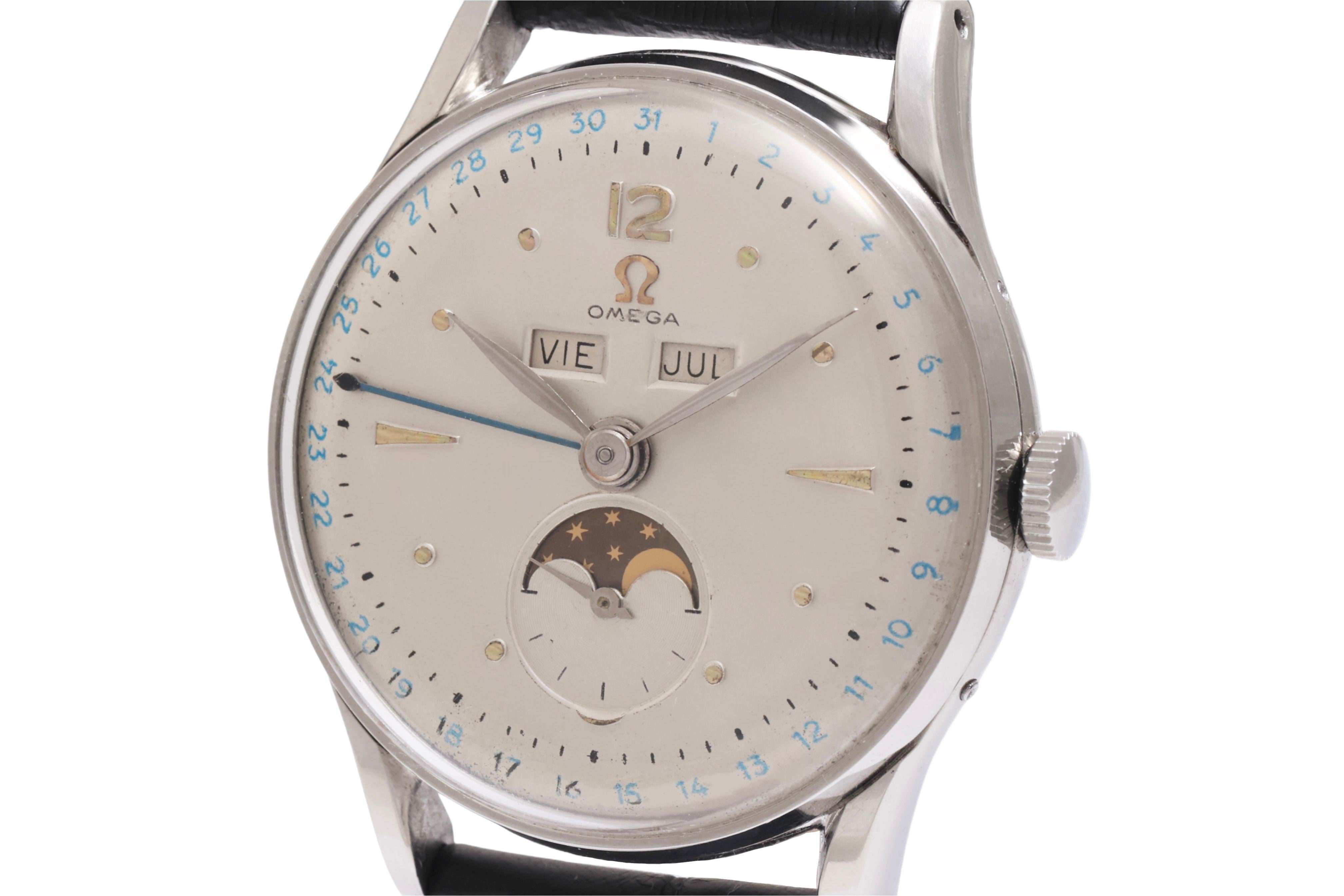 Omega Cosmic Triple Date Moon Reference 2471-3 , Extrem selten & Sammler aus den 1950er Jahren.

Uhrwerk: Handaufzug Kaliber 381

Gehäuse: Edelstahl, Durchmesser 35

Zifferblatt: Silber / Weiß

Armband: Schwarzes Lederband mit Schnalle, passend für
