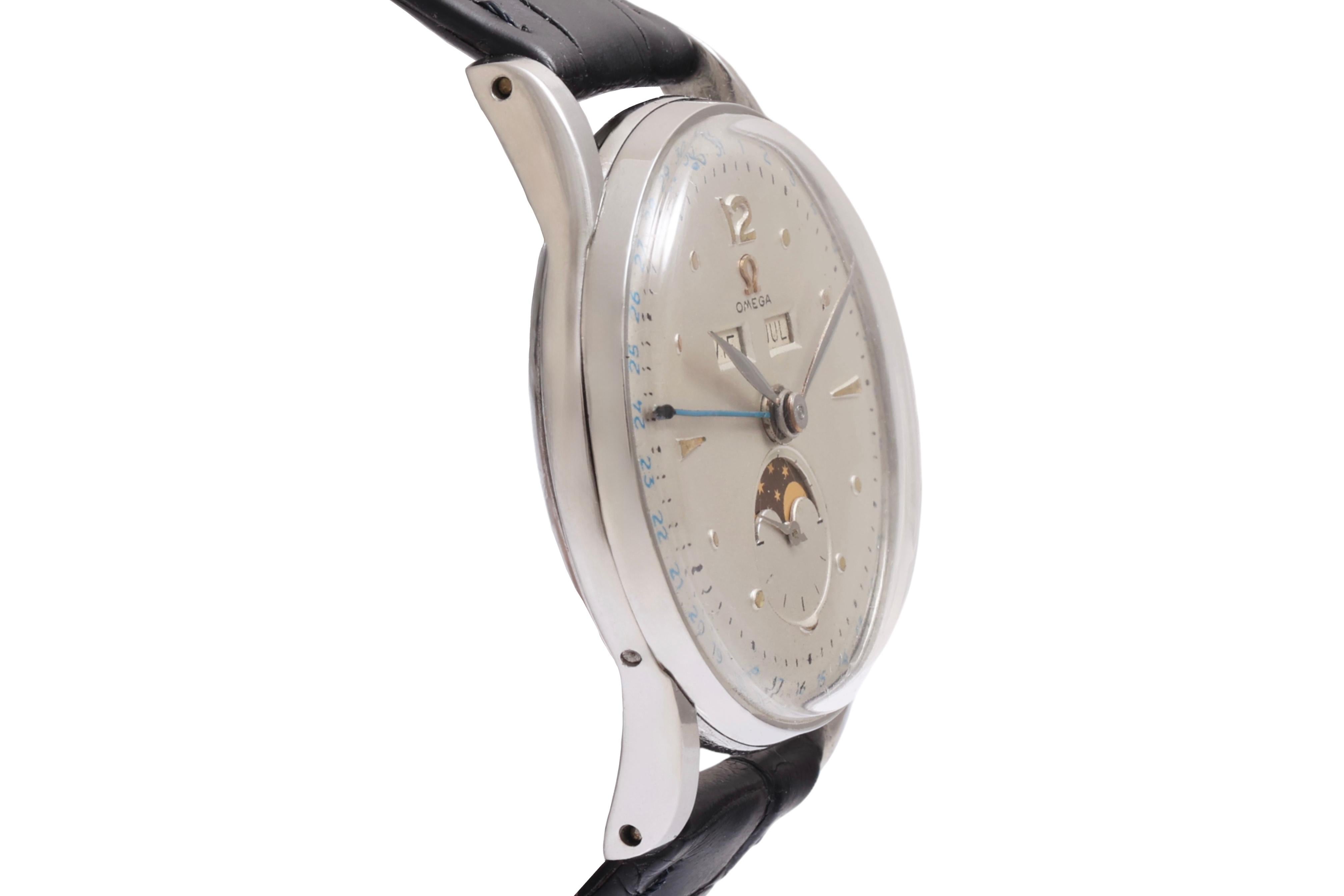 Omega Cosmic Dreifachdatum Mond, Ref 2471, Tagesdatum Mondphase, Sammlerstücke im Zustand „Hervorragend“ im Angebot in Antwerp, BE