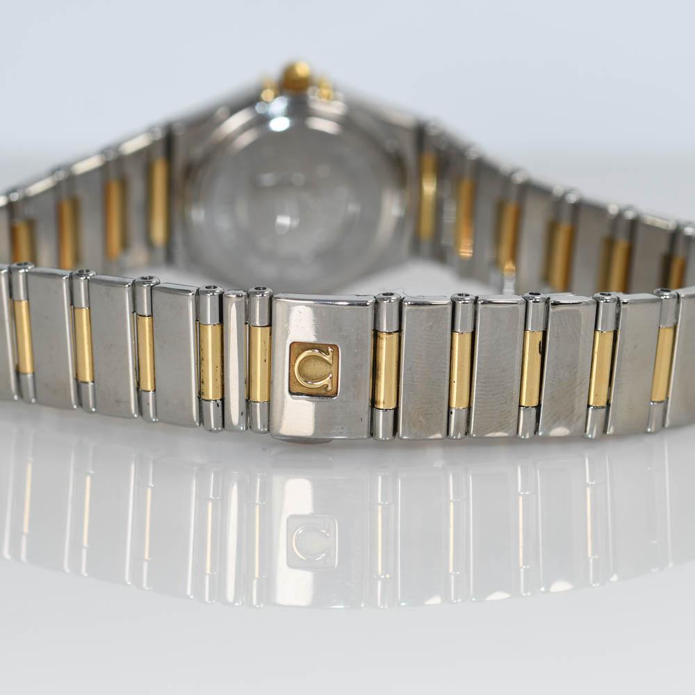 Montre-bracelet Omega Constellation pour dames, en or jaune 18 carats et acier inoxydable.
Cadran et lunette en diamants d'usine.
Cadran en nacre. 
La largeur du boîtier est de 22,5 mm.
Le numéro de référence est 402/999.
De 2000 à 2009. 
Mouvement