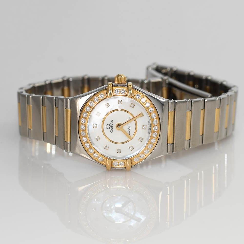 Taille ronde Montre Omega bicolore avec cadran en diamants et lunette en nacre en vente