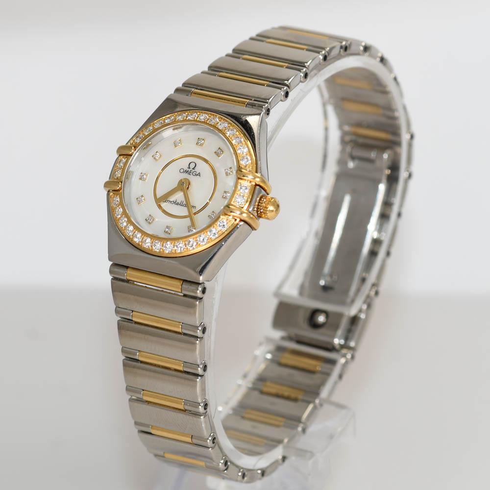 Montre Omega bicolore avec cadran en diamants et lunette en nacre Unisexe en vente