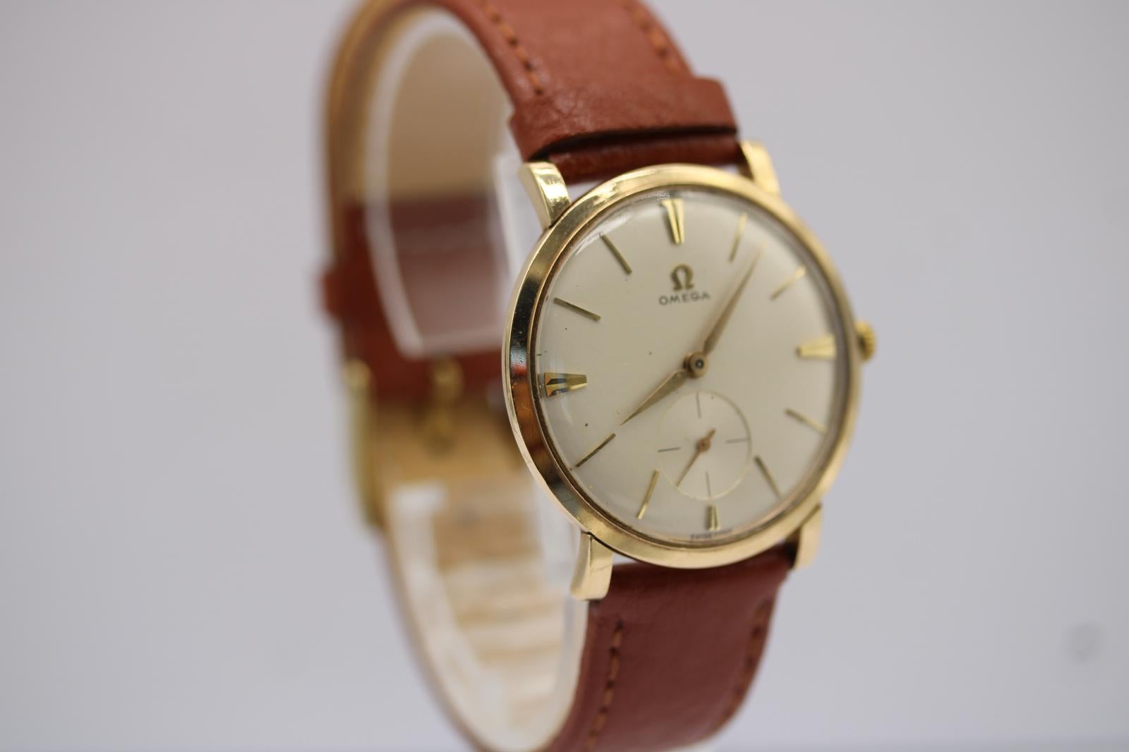 Omega Vintage Calibre 510 de cuerda manual - Oro de 9 ct 1956 en venta 7