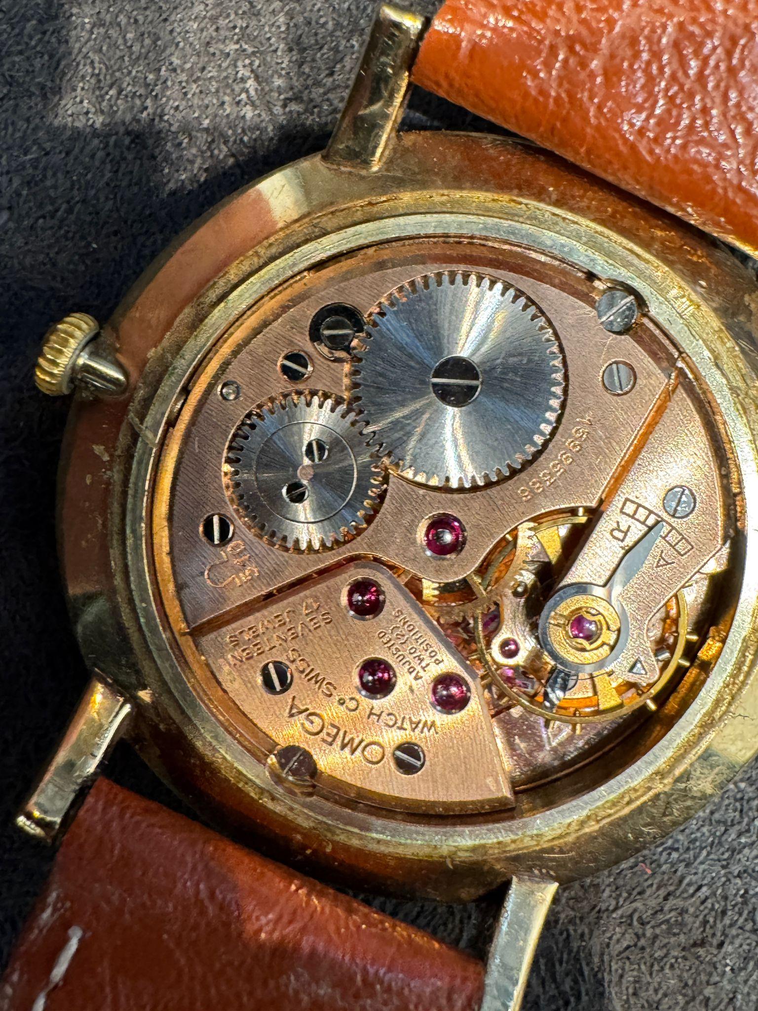 Este reloj de vestir vintage Omega Calibre 510 de cuerda manual de 1956 ofrece un valor excelente en una caja de oro macizo de 9 ct. Delgado y discreto, representa la refinada elegancia por la que Omega era conocida en los años 50. Con un precio de