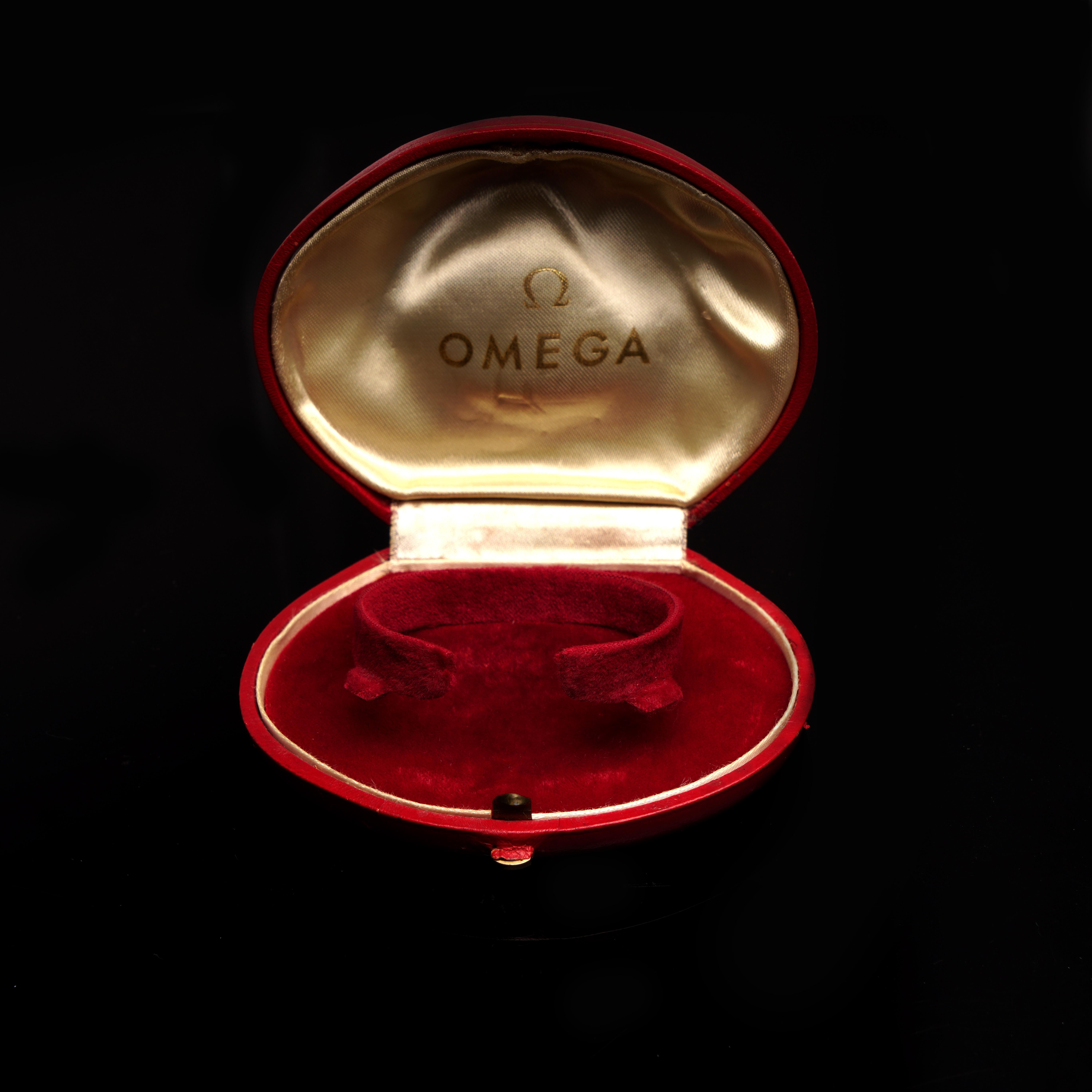 Omega  Vintage ladies wristwatch display box.
Made in Switzerland, 1960's 

Dimensions: Length x width x depth: 9.5 x 8 x 3.5 cm 
Weight: 63 grams 
Condition: Box is pre - owned, with minor signs of usage, good condition overall. 

About
