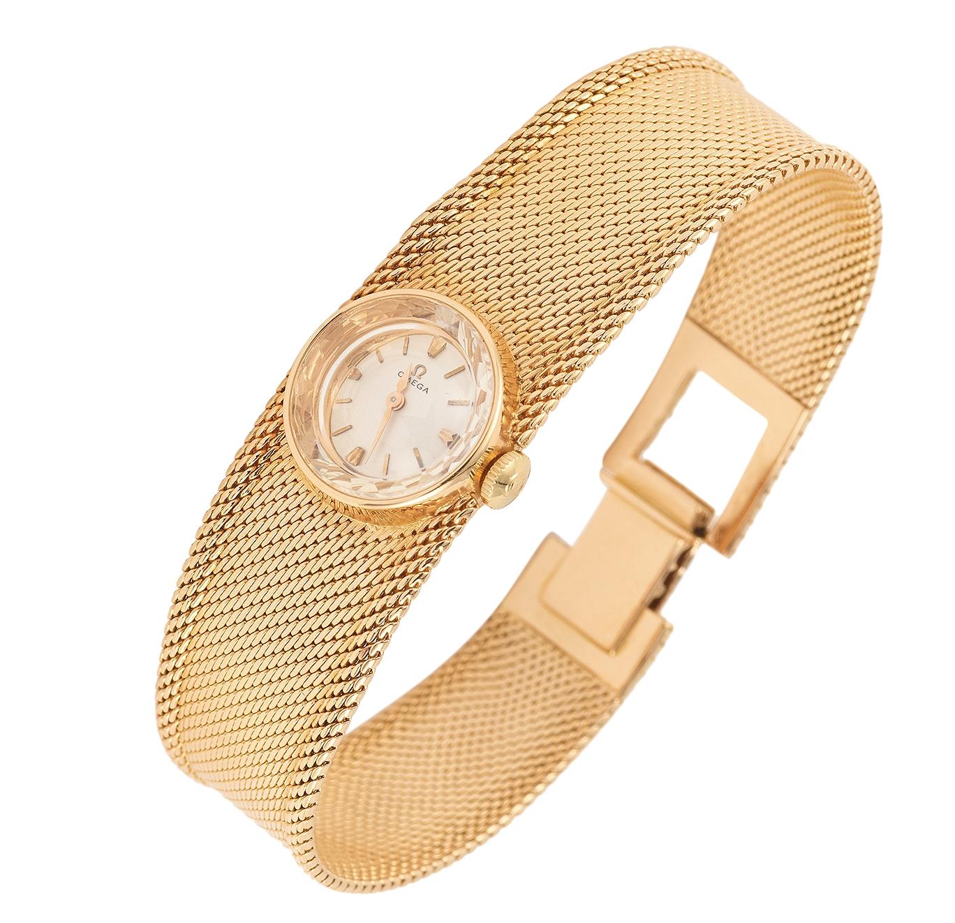 Elegant vintage Omega watch in rose gold, the strap is made in ribbon mesh.

Working manual winding movement.

Length of the bracelet: 17 cm (6.6 inches)

18K rose gold, 750/1000th

France, circa 1960/70

This watch is vintage, the bracelet is very