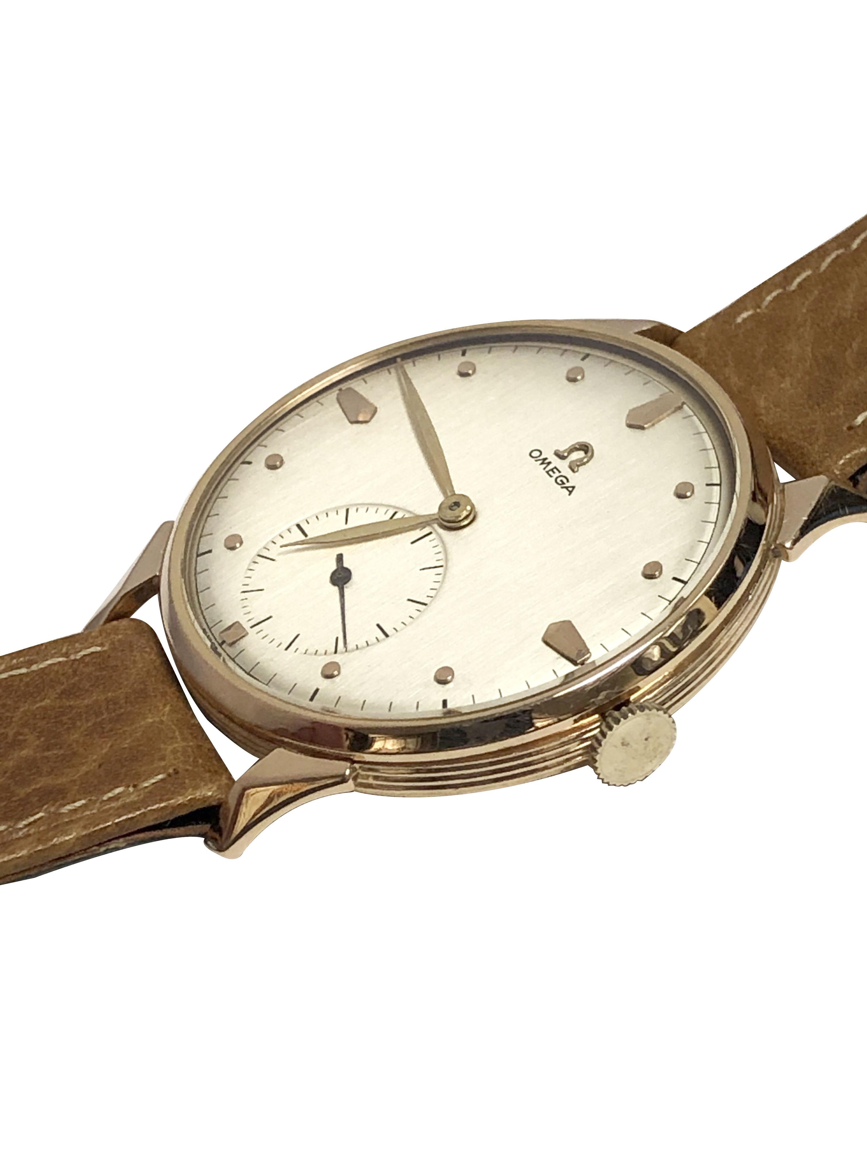 Omega-Armbanduhr aus den späten 1940er Jahren, 37 M.M., 3-teiliges Gehäuse aus 18 Karat Roségold für den südamerikanischen Markt. Caliber 265, 15 Juwel, Mechanisches, Handaufzugswerk. Silbernes Satin-Zifferblatt mit erhabenen Roségoldmarkierungen,