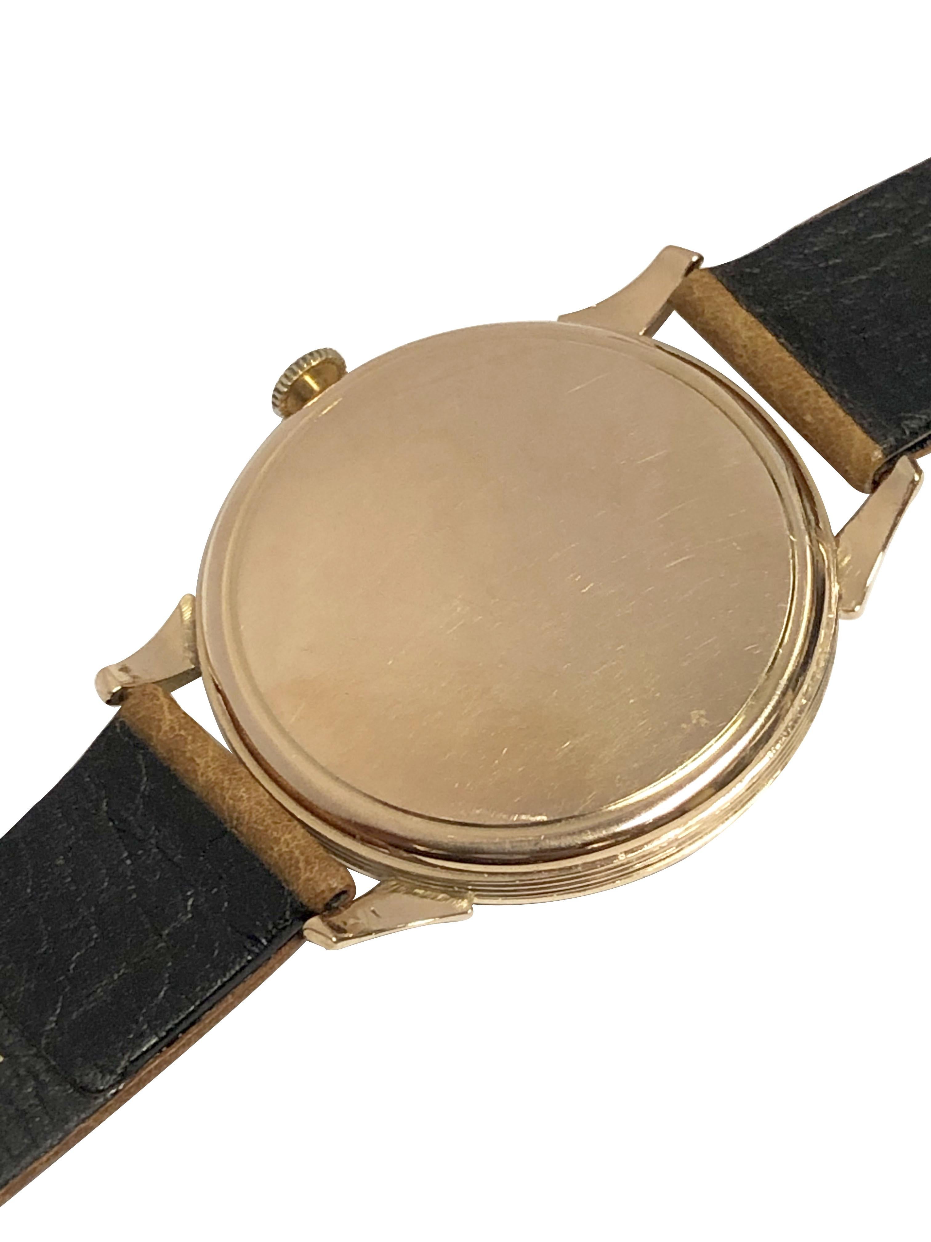 Omega, grande montre-bracelet vintage en or rose Excellent état - En vente à Chicago, IL